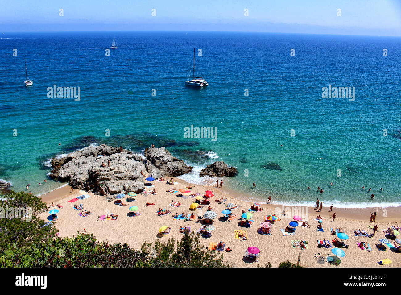 Girona, Espagne. 27 mai, 2017. Les gens nager et bronzer dans Cala Sa Boadella" à Lloret de Mar Geromella Crédit : Dino/Alamy Live News Banque D'Images