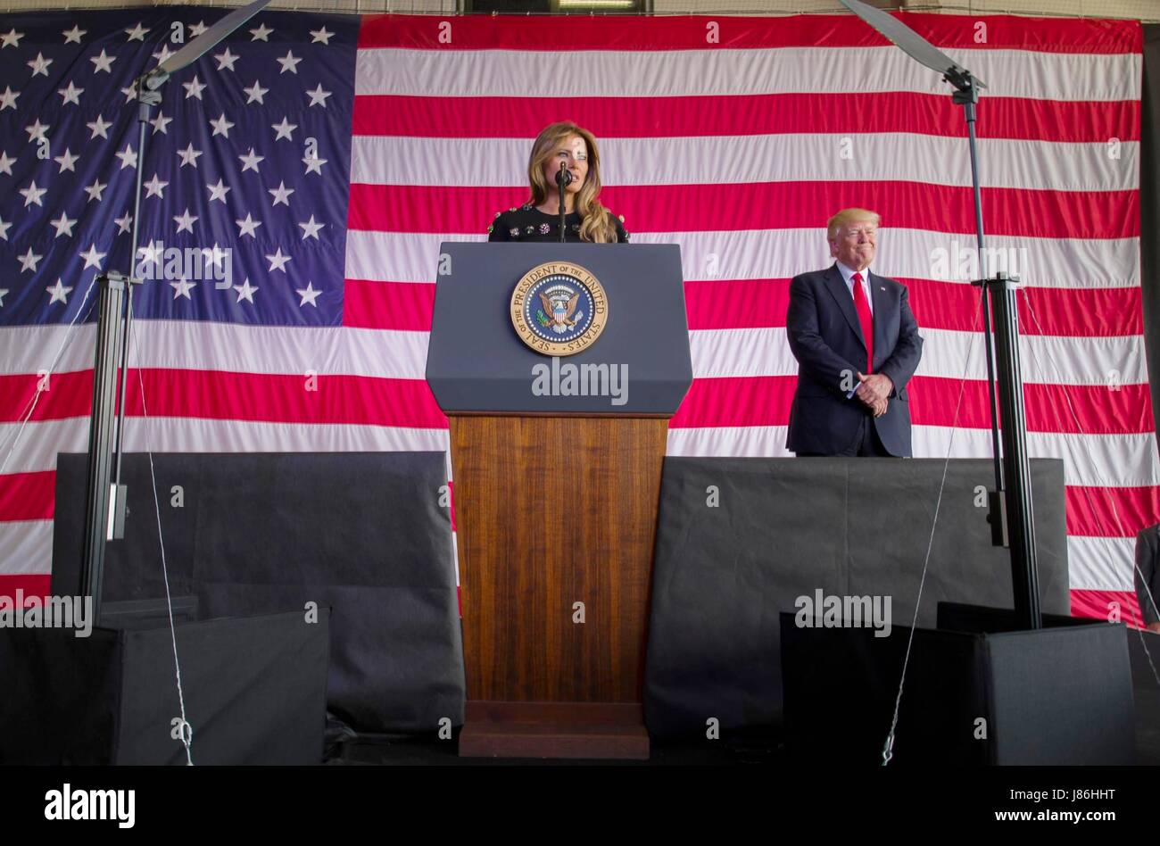 Première Dame des États-Unis Melania Trump présente son mari Président Donald Trump à des adresses militaires lors d'une escale à la base aéronavale de Sigonella, avant de retourner à la maison de ses neuf jours de voyage outre-mer 27 Mai 2017 à Sigonella, en Italie. Banque D'Images