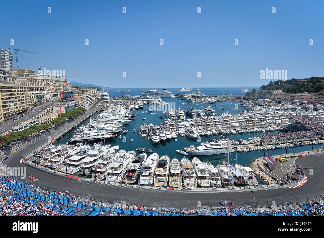 Monaco. 27 mai, 2017. Les voitures de Formule Un sont vus au cours de la séance de qualification du Grand Prix de Monaco de Formule 1 à Monaco, le 27 mai 2017. Crédit : Michael Alesi/Xinhua/Alamy Live News Banque D'Images