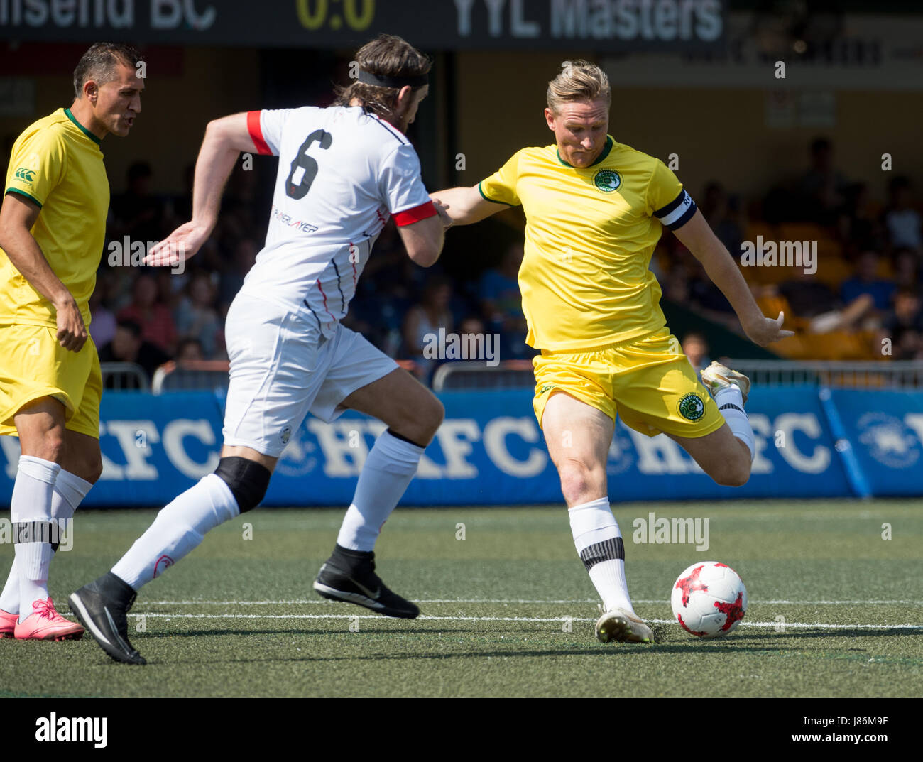 Hong Kong, Chine. 27 mai, 2017. Daniel McBreen (R) en action portant un "le respect' band autour de son bras en souvenir de la Manchester Arena victimes des bombardements. Wallsend BC vs YYL Maîtres. 2017 Hong Kong Sevens de soccer au Hong Kong Causeway Bay Club de Football. Credit : Jayne Russell/Alamy Live News Banque D'Images