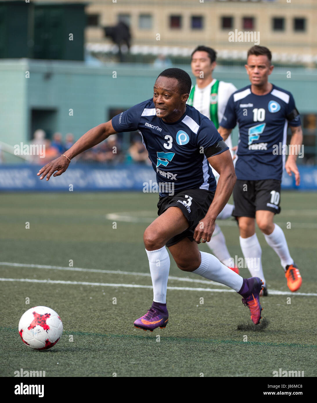 Hong Kong, Chine. 27 mai, 2017. Regi Blinker s'exécute avec la balle vers l'objectif. PlayonPros. Anciens Combattants KCC vs 2017 Hong Kong Sevens de soccer au Hong Kong Causeway Bay Club de Football. Credit : Jayne Russell/Alamy Live News Banque D'Images