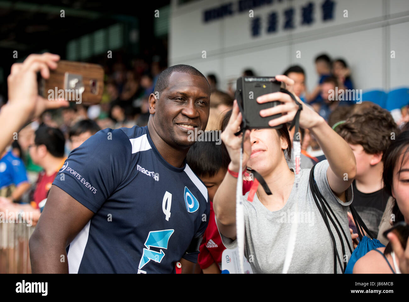 Hong Kong, Chine. 27 mai, 2017. Emile Heskey, signe des autographes et de pose pour vos autoportraits. PlayonPros. Anciens Combattants KCC vs 2017 Hong Kong Sevens de soccer au Hong Kong Causeway Bay Club de Football. Credit : Jayne Russell/Alamy Live News Banque D'Images