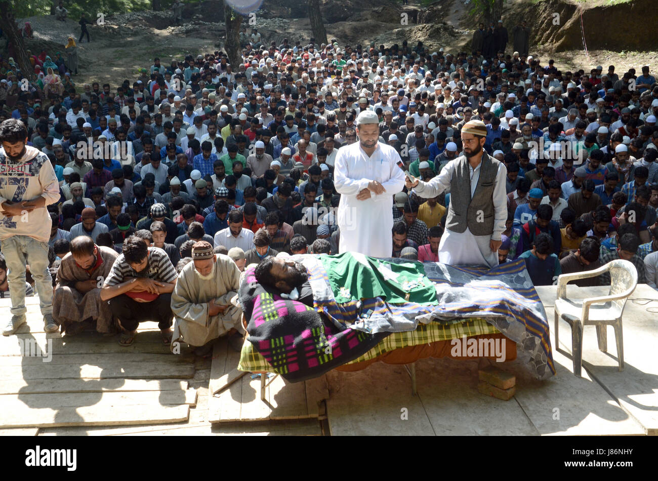 Srinagar, au Cachemire. 28 mai, 2017. Des milliers de personnes se sont rassemblées dans le sud de la zone centrale de prendre part à l'enterrement d'un chef des rebelles Sabzar Ahmed Bhat, scandant des slogans appelant à la liberté du Cachemire indien de règle. Un civil a été tué et des dizaines d'autres blessés dans des manifestations anti-Inde et les affrontements qui ont suivi les massacres au Cachemire le samedi. Huit militants ont été abattues par les forces de sécurité. Credit : Sofi suhail/Alamy Live News Banque D'Images