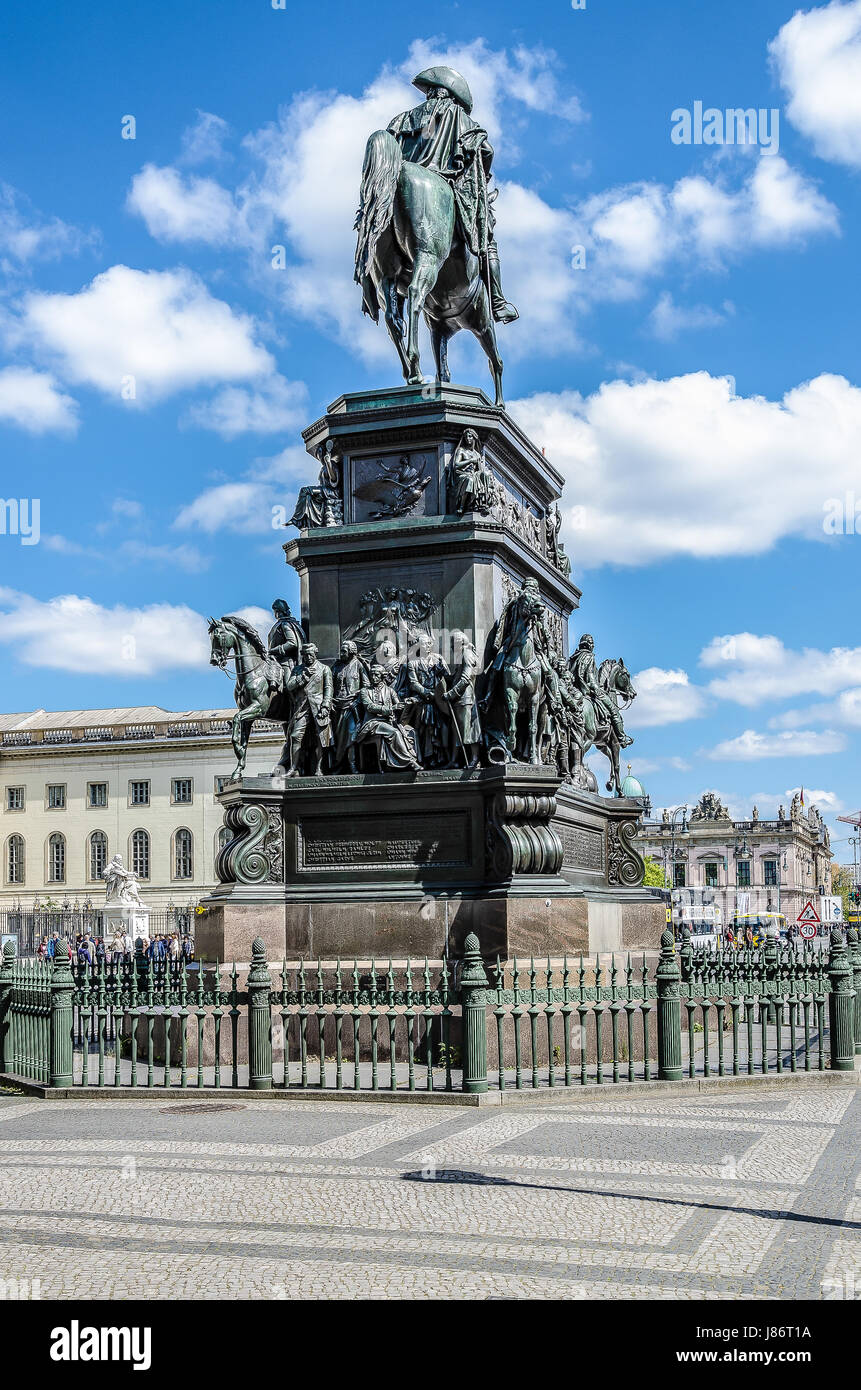 La statue équestre de Frédéric le Grand est d'une sculpture en bronze coulé à l'extrémité de l'avenue Unter den Linden à Berlin. Banque D'Images