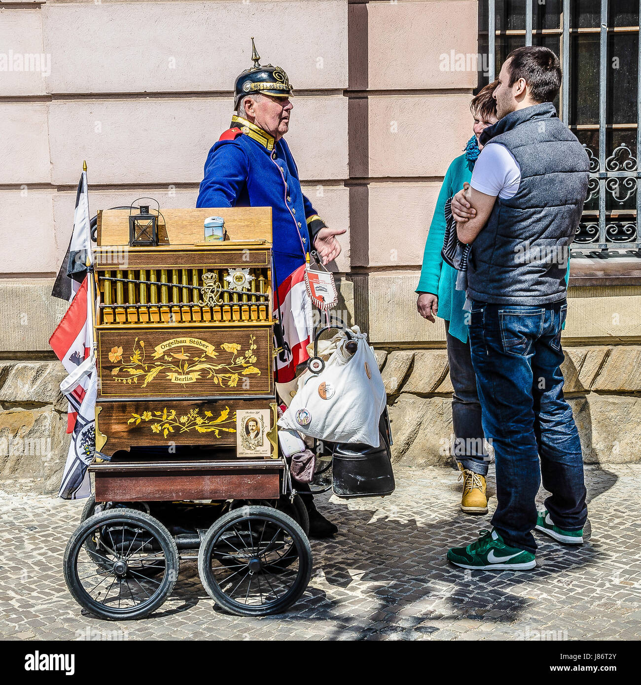 Ce qu'un nostalgique rencontre avec un musicien de rue de Berlin en uniforme militaire prussien devant le musée d'histoire allemande. Banque D'Images