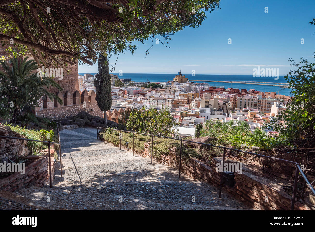 Forteresse Médiéval maure Alcazaba à Almeria, l'accès à la forteresse avec jardins et d'arbres de différentes espèces, Almeria, Andalousie, Espagne Banque D'Images