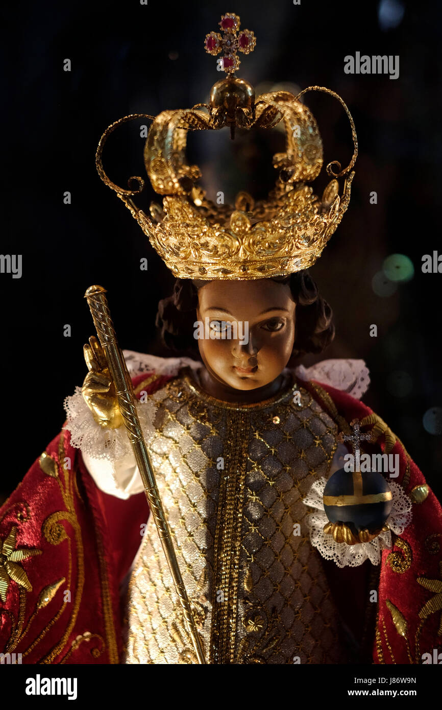 Image faite d'un bois sombre de style baroque représentant l'Enfant Jésus comme un roi habillé comme l'espagnol image nommé Senor Santo Nino de Cebu miraculeuse vénérée comme par de nombreux catholiques philippins affichée à l'intérieur de Casa Manila museum illustrant un style colonial au cours de la colonisation espagnole des Philippines situé à Plaza San Luis complex représentant différentes époques de l'architecture de Filipino-Hispanic situé à l'intérieur de la ville fortifiée de Manille appelée Intramuros dans la ville de Manille, capitale des Philippines Banque D'Images