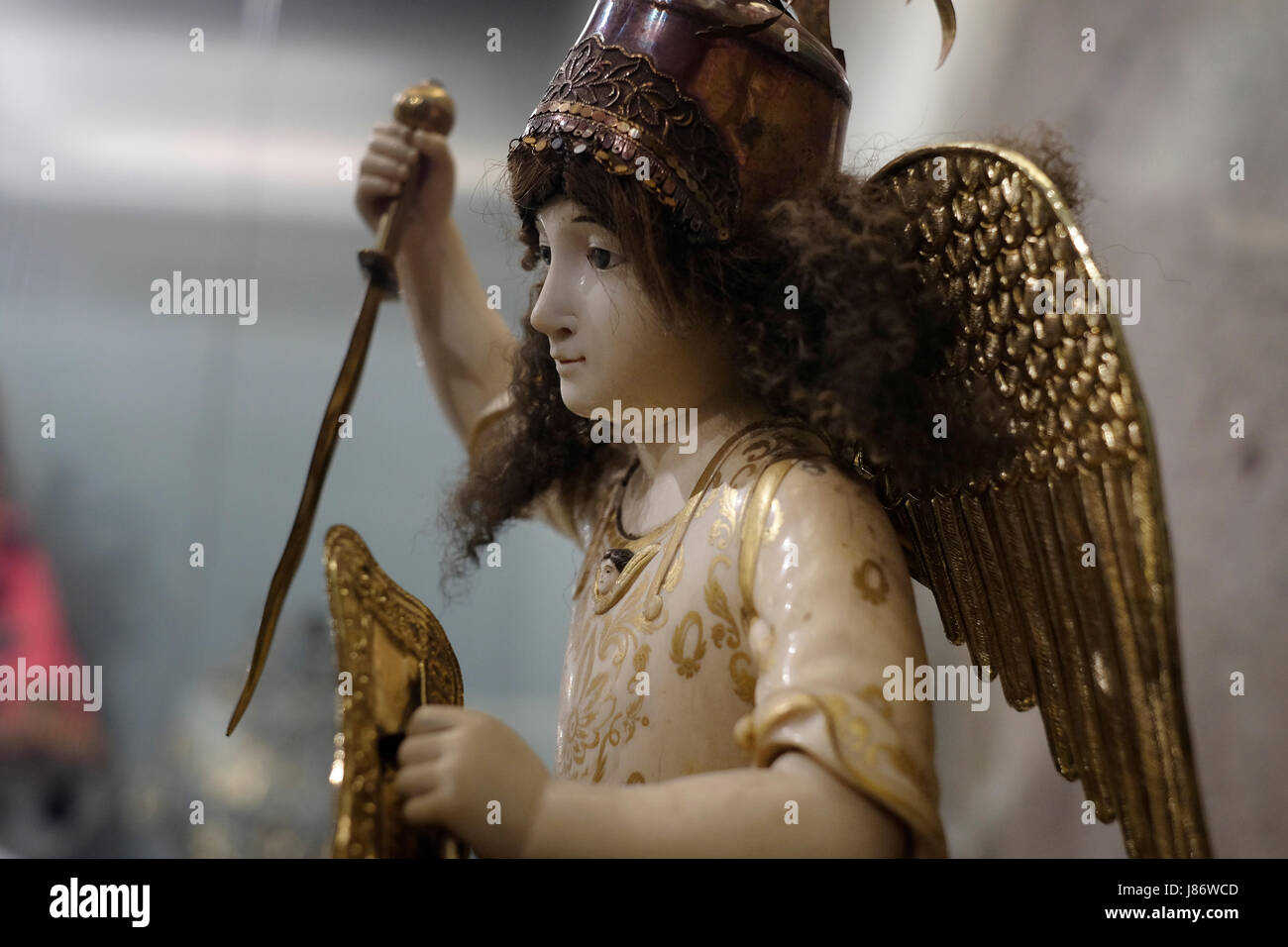 Détail d'une statue du XVIIIe siècle de Saint Michel Archange en polychrome sur ivoire exposé à l'intérieur de Casa Manille un musée représentant le mode de vie colonial pendant la colonisation espagnole des Philippines situé au complexe Plaza San Luis à l'intérieur de la ville fortifiée de Manille appelé Intramuros dans la ville de Manille capitale des Philippines Banque D'Images