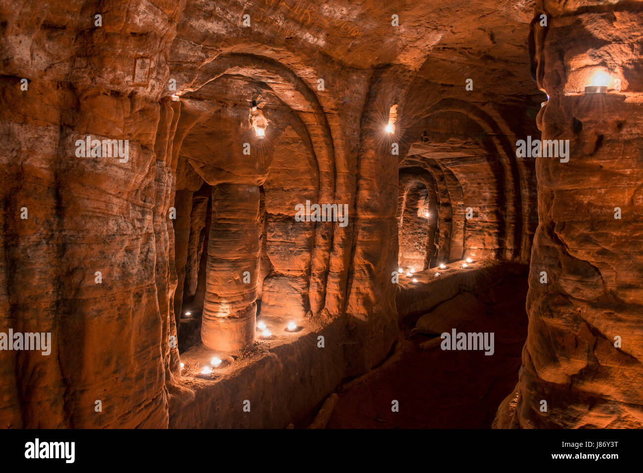 À l'aide de t l'éclairage des feux de chambres souterraines des grottes Caynton, près de Shifnal, Shropshire, England, UK. Banque D'Images