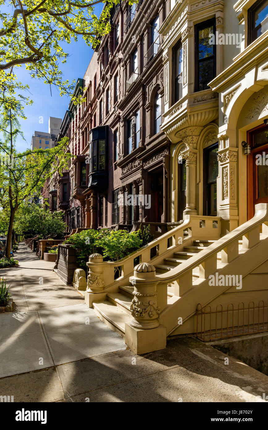 Rangée de grès avec des portes et de l'ornement dans la lumière du matin. Upper West Side Street, Manhattan, New York City Banque D'Images