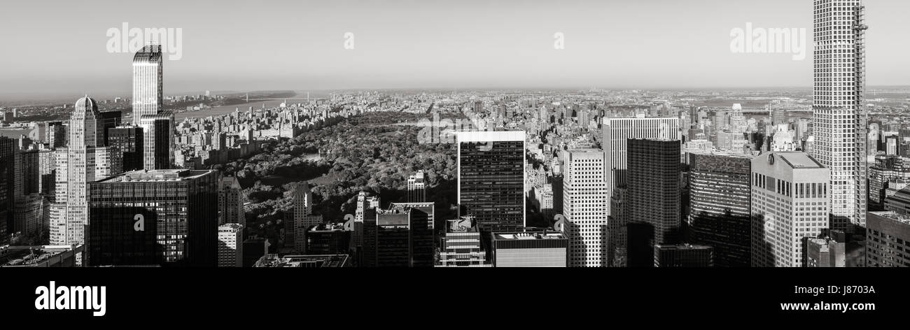 Antenne Noir & Blanc vue panoramique sur Central Park avec des gratte-ciel de Midtown, Upper West et Upper East Side les bâtiments. Manhattan, New York City Banque D'Images Antenne Noir & Blanc vue panoramique sur Central Park avec des gratte-ciel de Midtown, Upper West et Upper East Side les bâtiments. Manhattan, New York City Banque D'Images