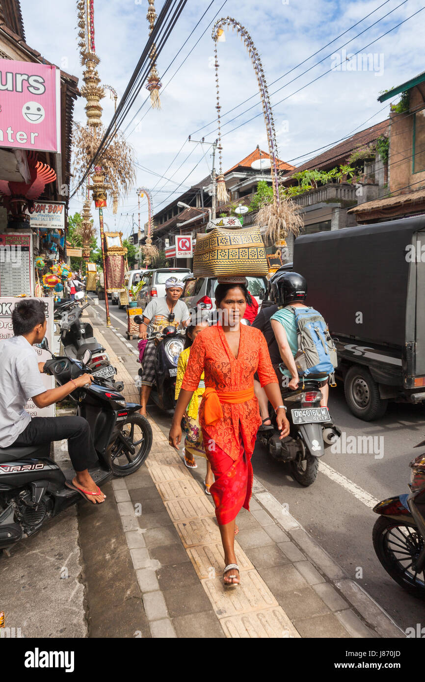 UBUD, INDONÉSIE - 2 mars : panier sur la tête durant la célébration avant jour de balinais Nyepi (Silence) le 2 mars 2016 à Ubud, JE Banque D'Images