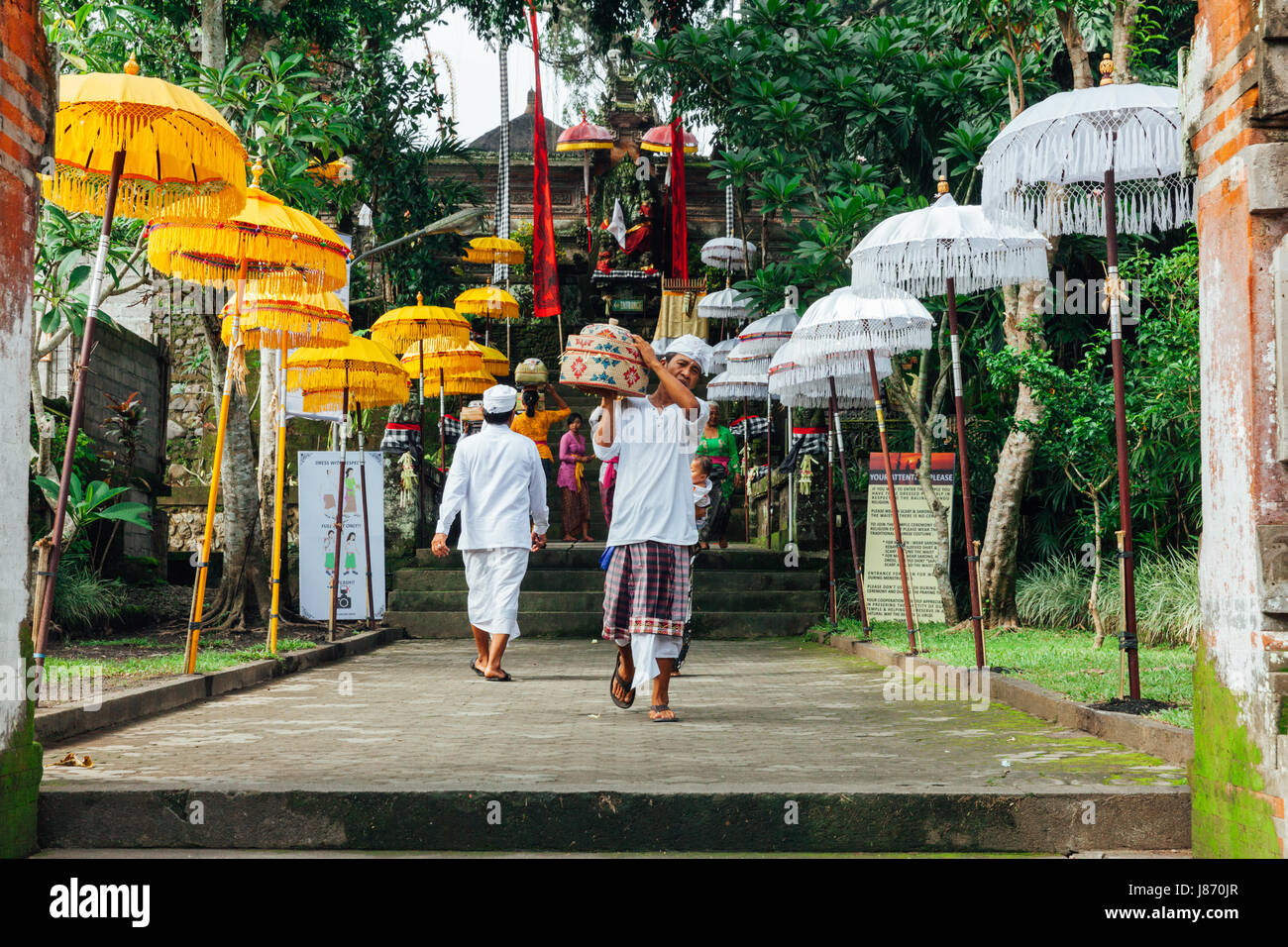 UBUD, INDONÉSIE - 2 mars : homme balinais en vêtements traditionnels lors de la fête avant le jour de Nyepi Balinais (Silence) le 2 mars 2016 à Ubud, Banque D'Images