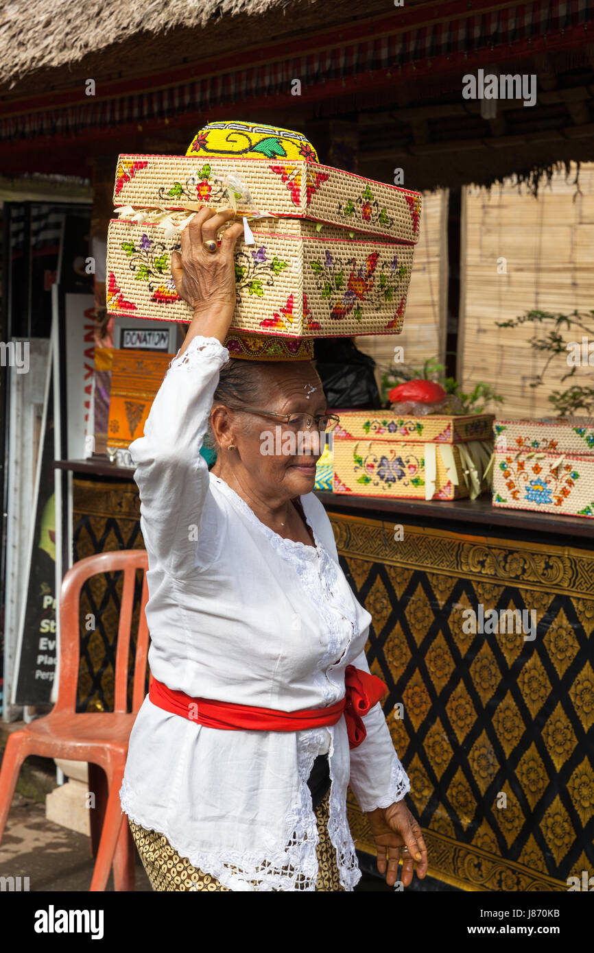 UBUD, INDONÉSIE - 2 mars : avec panier sur la tête durant la célébration avant jour de balinais Nyepi (Silence) le 2 mars 2016 à Ubud Banque D'Images