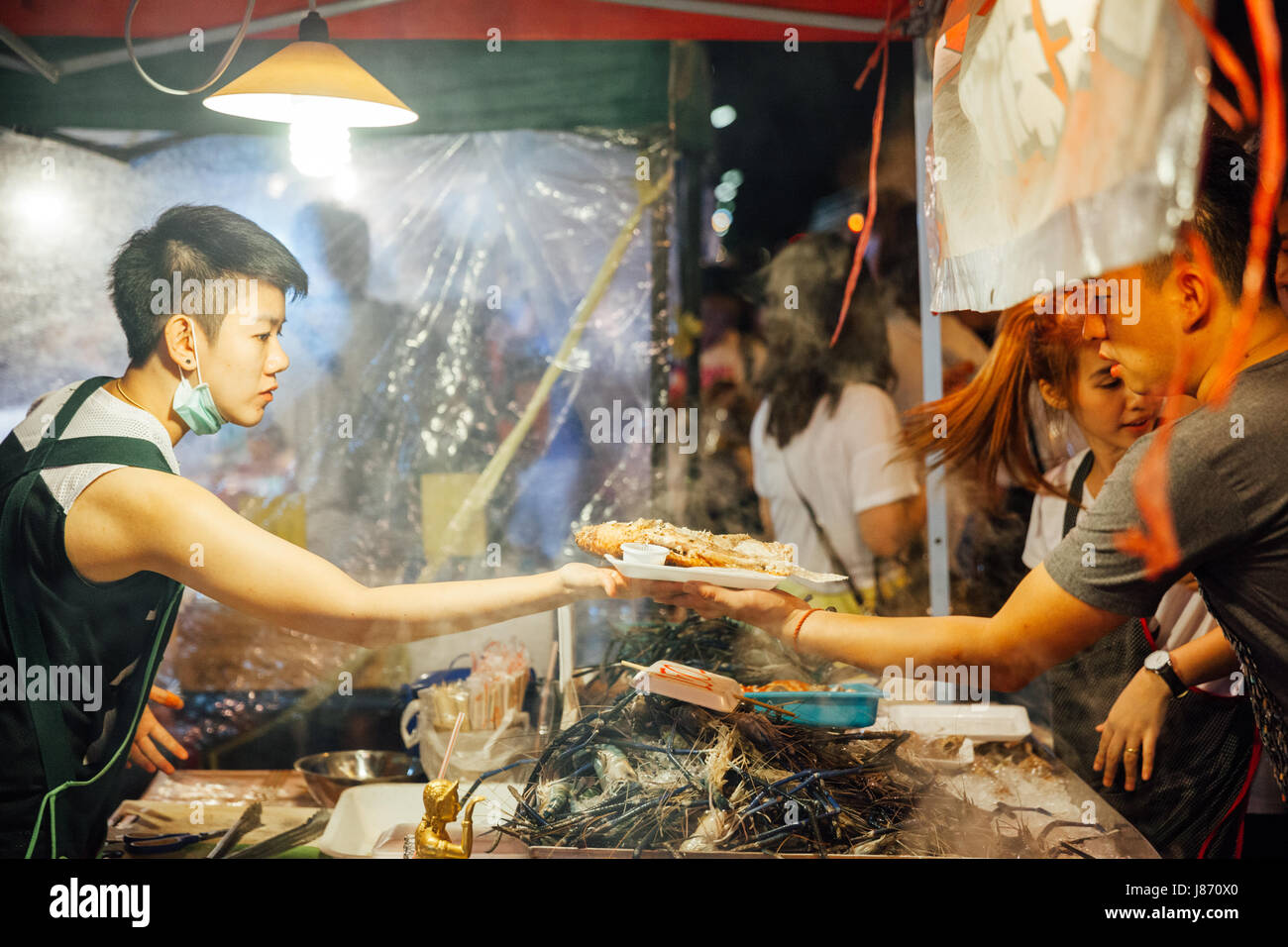 CHIANG MAI, THAÏLANDE - 27 août : le vendeur alimentaire cuisiniers et vend des poissons et fruits de mer au marché du samedi soir (walking street) Le 27 août 2016 dans Chi Banque D'Images