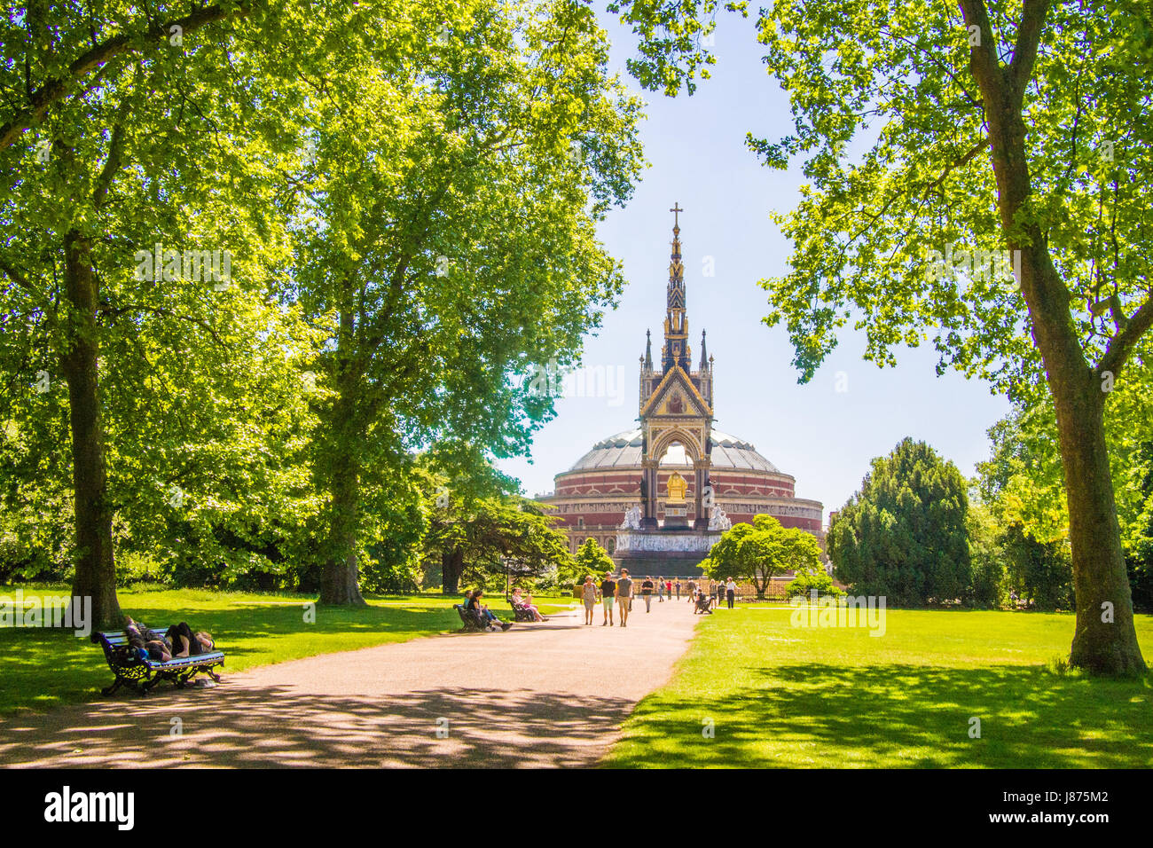 L'Albert Memorial avec le Royal Albert Hall, derrière les jardins de Kensington, Londres. Banque D'Images