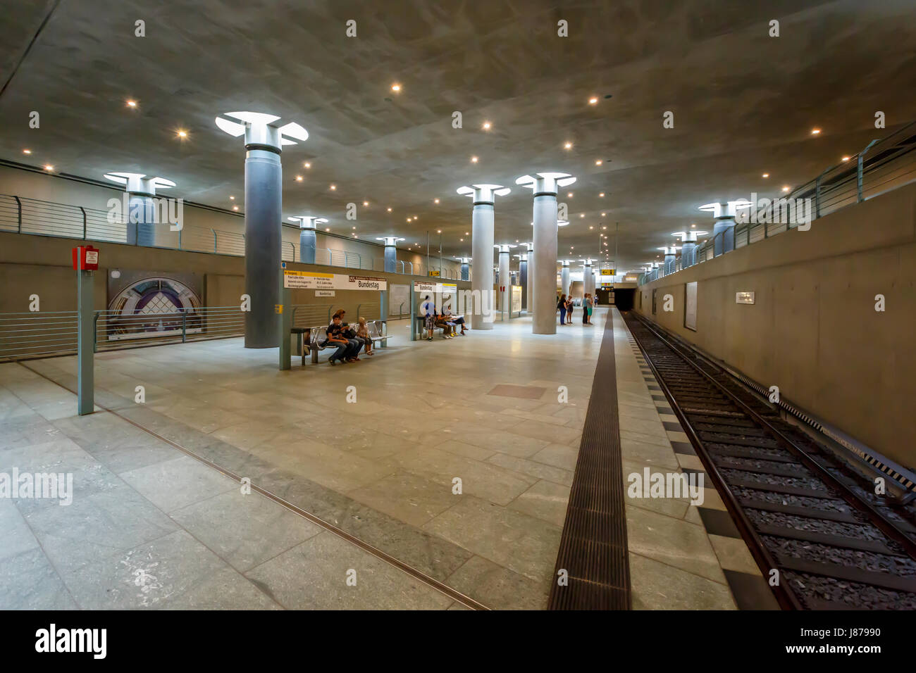 BERLIN - 24 août : Bundestag de métro (U-Bahn) Le 24 août 2013 à Berlin, Allemagne. Le U-Bahn de Berlin a ouvert ses portes en 1902 et sert 1 Banque D'Images