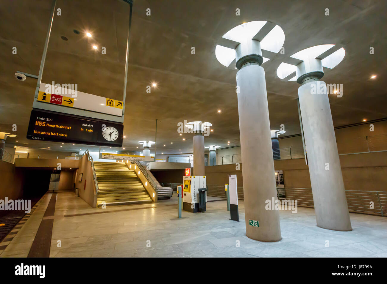 BERLIN - 24 août : Bundestag de métro (U-Bahn) Le 24 août 2013 à Berlin, Allemagne. Le U-Bahn de Berlin a ouvert ses portes en 1902 et sert 1 Banque D'Images