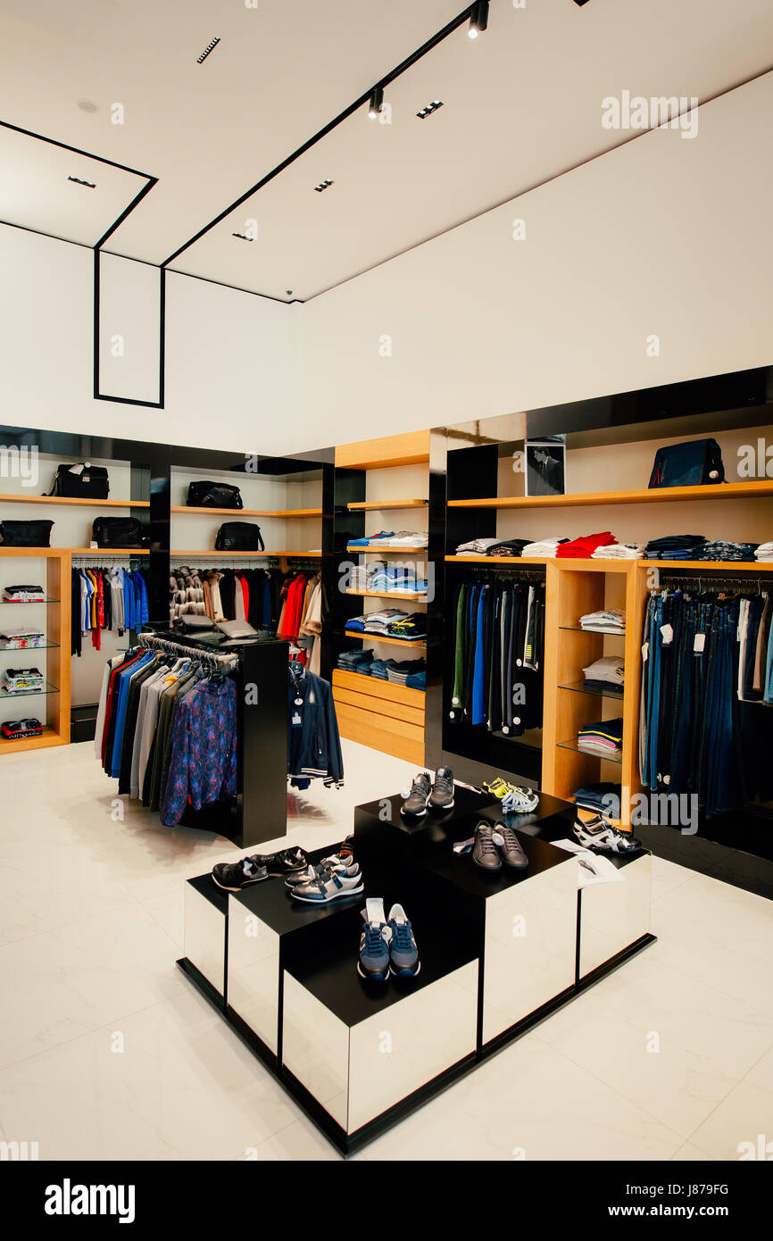 Intérieur d'une boutique de vêtements. Vêtements pour hommes et femmes sur  les étagères du magasin. Shopping hall fin boutique de vêtements Photo  Stock - Alamy