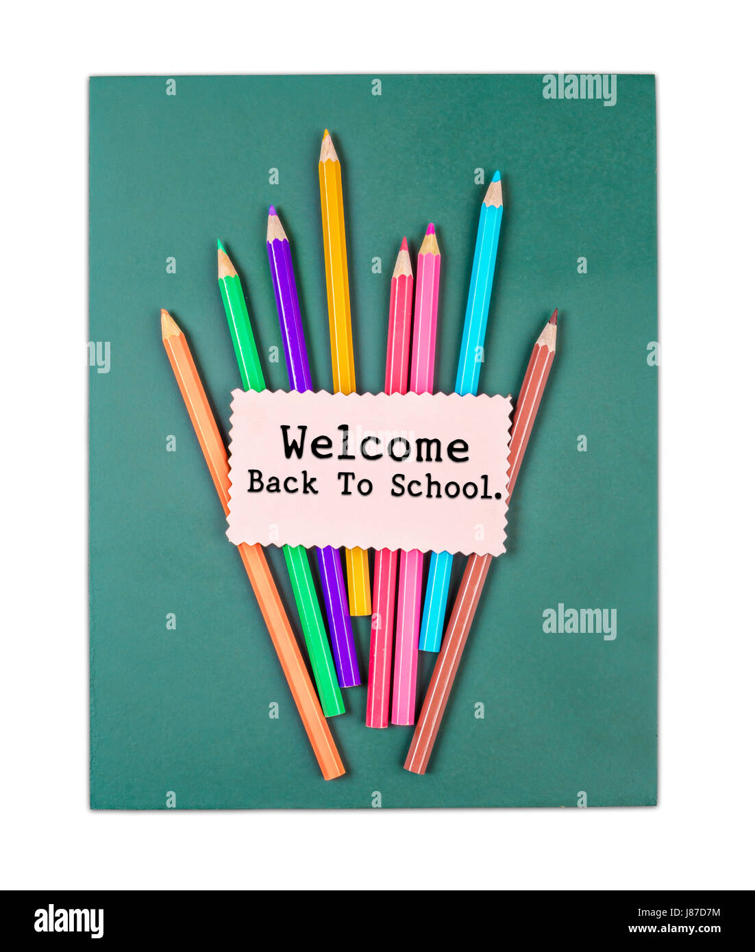 Retour à l'école Mot de bienvenue et crayon de couleur sur le tableau vert, isolé sur fond blanc, sauver chemin de détourage. Banque D'Images