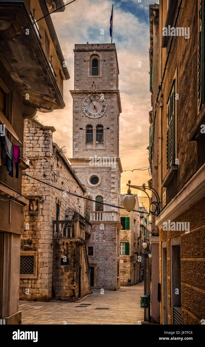 La Croatie Dalmatie Sibenik - Ulica Andrije Kacica et l'église de St John Bell Tower Banque D'Images
