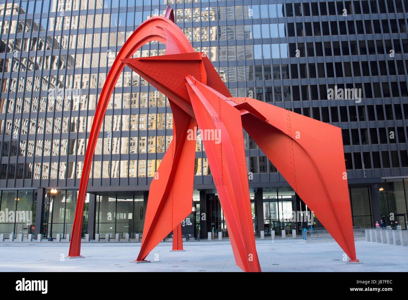 'Flamingo, créé par l'artiste américain Alexander Calder, est un 53 pieds (16 m) de hauteur stabile situé dans la Plaza en face du Kluczynski Banque D'Images