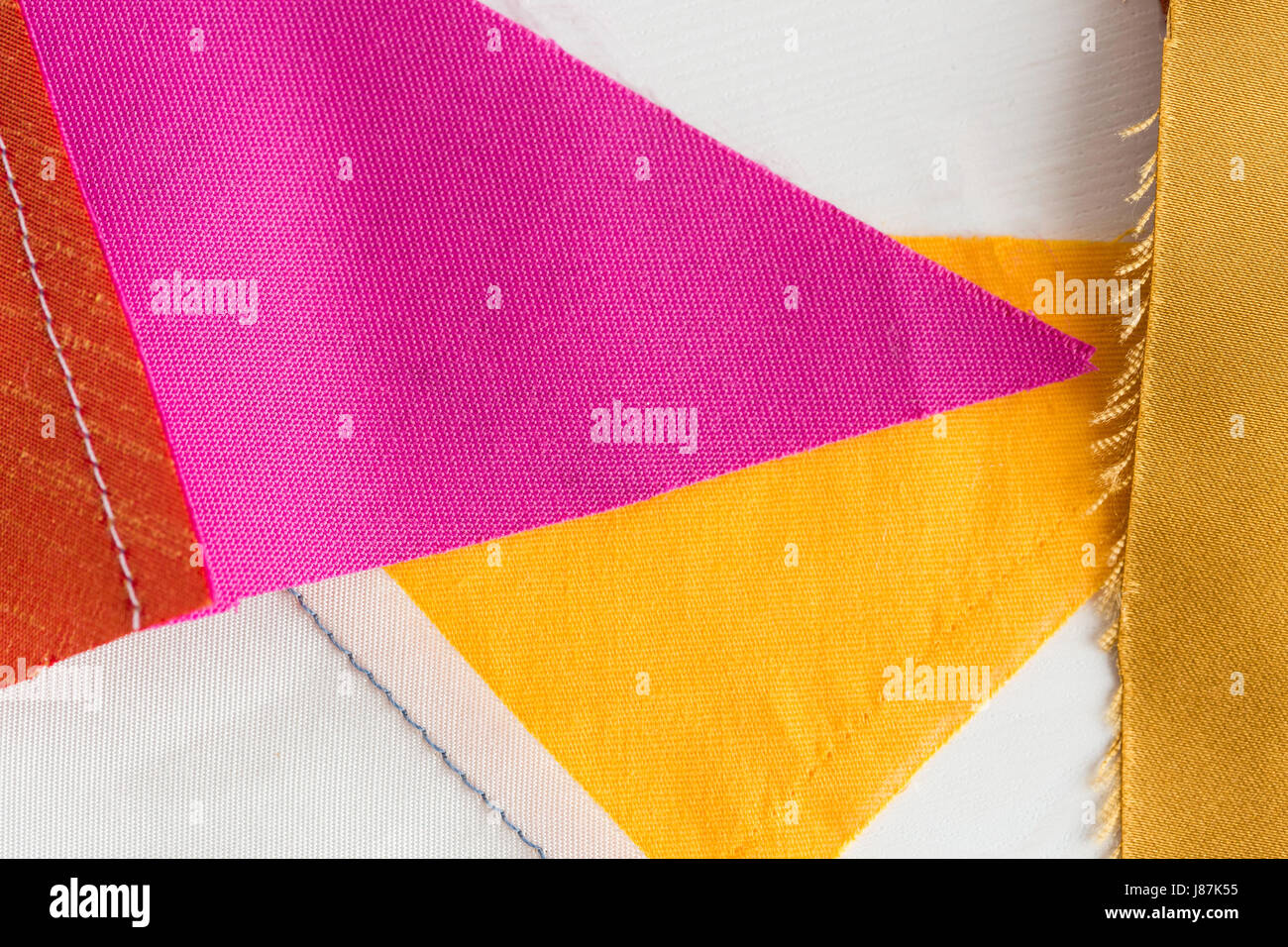 Patchwork, couture, de la couture et de la mode concept - beau tissu patchwork de couleur, rouge, jaune, violet textiles cousus à l'atelier scraps, télévision, vue d'en haut. Banque D'Images