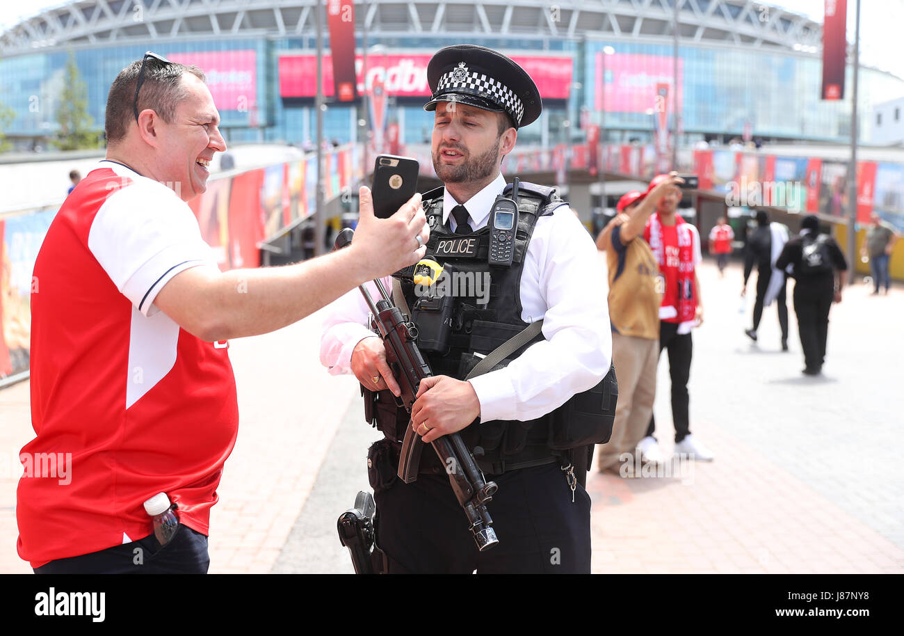 Présence de la police à l'extérieur du stade avant la finale de la coupe Emirates FA au stade Wembley, Londres. APPUYEZ SUR ASSOCIATION photo. Date de la photo: Samedi 27 mai 2017. Voir PA Story FOOTBALL final. Le crédit photo devrait se lire comme suit : Adam Davy/PA Wire. RESTRICTIONS : aucune utilisation avec des fichiers audio, vidéo, données, listes de présentoirs, logos de clubs/ligue ou services « en direct » non autorisés. Utilisation en ligne limitée à 75 images, pas d'émulation vidéo. Aucune utilisation dans les Paris, les jeux ou les publications de club/ligue/joueur unique. Banque D'Images