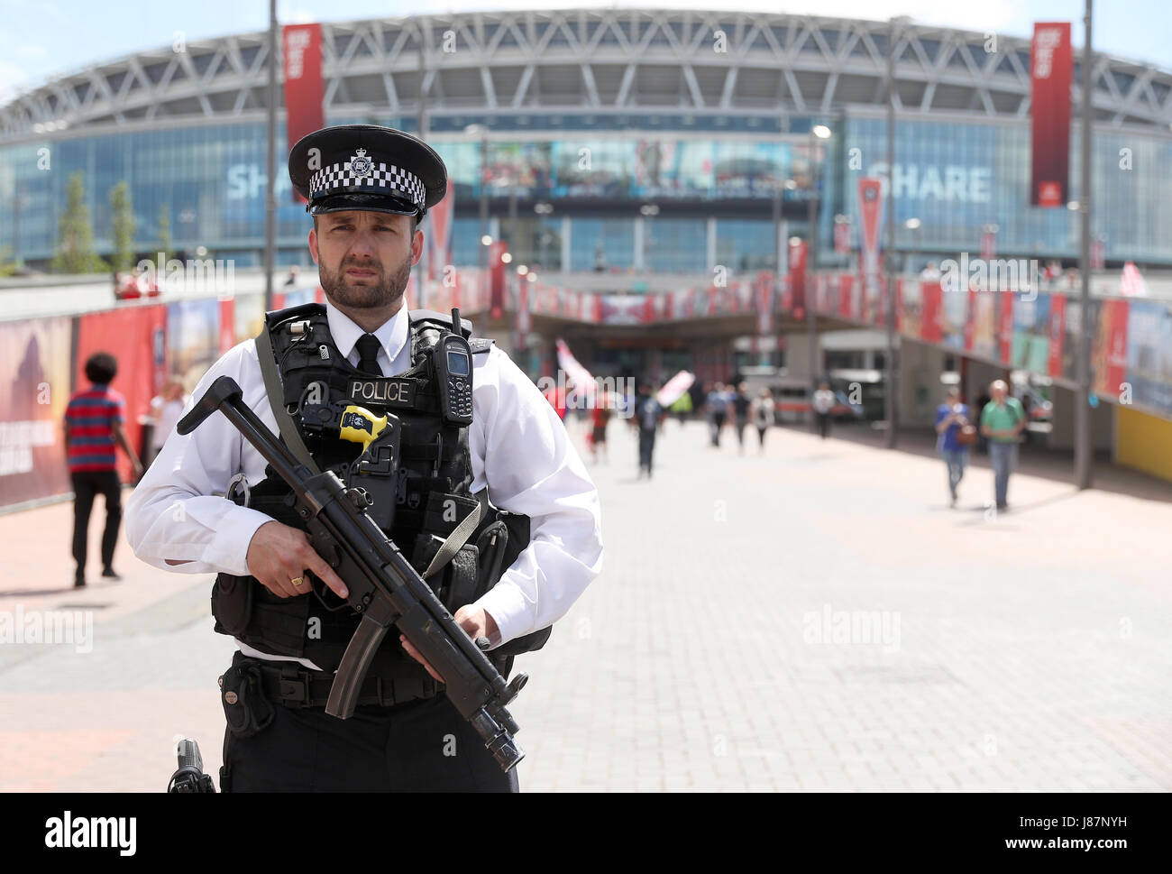 Présence de la police à l'extérieur du stade avant la finale de la coupe Emirates FA au stade Wembley, Londres. APPUYEZ SUR ASSOCIATION photo. Date de la photo: Samedi 27 mai 2017. Voir PA Story FOOTBALL final. Le crédit photo devrait se lire comme suit : Adam Davy/PA Wire. RESTRICTIONS : aucune utilisation avec des fichiers audio, vidéo, données, listes de présentoirs, logos de clubs/ligue ou services « en direct » non autorisés. Utilisation en ligne limitée à 75 images, pas d'émulation vidéo. Aucune utilisation dans les Paris, les jeux ou les publications de club/ligue/joueur unique. Banque D'Images