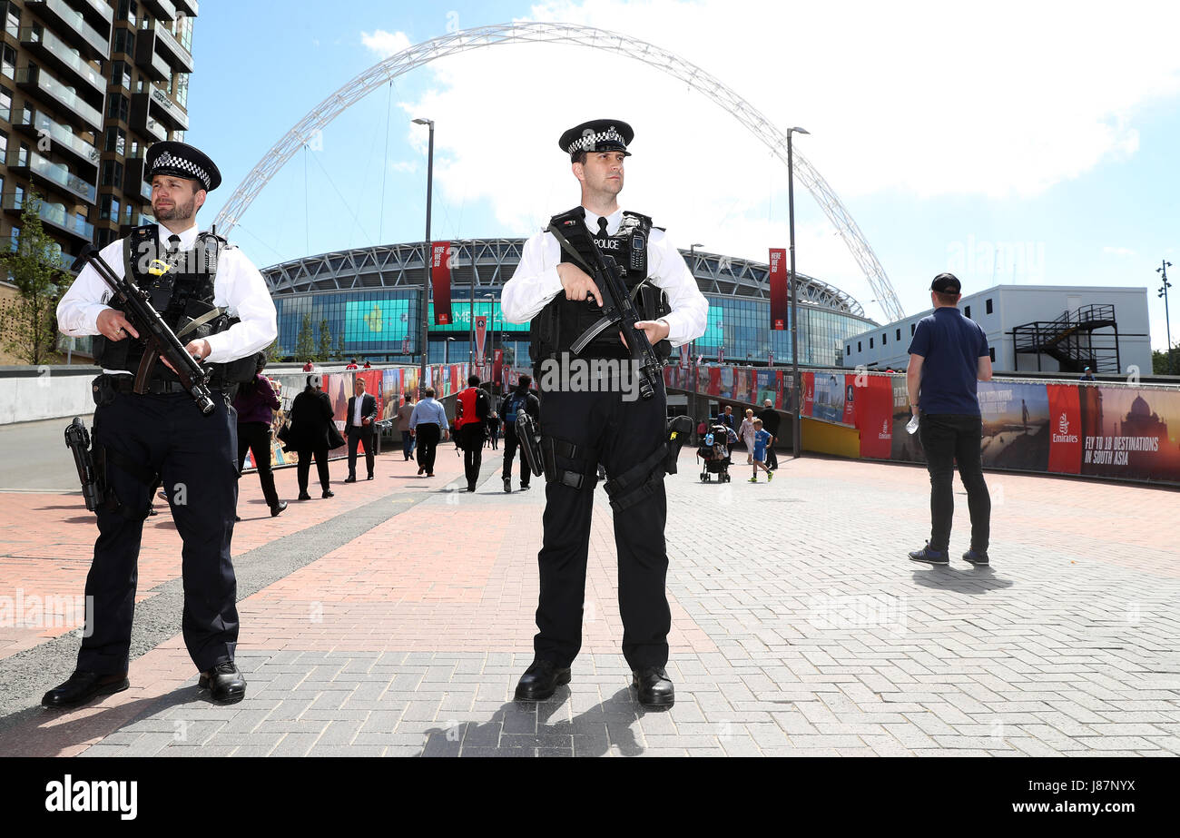 Présence de la police à l'extérieur du stade avant la finale de la coupe Emirates FA au stade Wembley, Londres. APPUYEZ SUR ASSOCIATION photo. Date de la photo: Samedi 27 mai 2017. Voir PA Story FOOTBALL final. Le crédit photo devrait se lire comme suit : Adam Davy/PA Wire. RESTRICTIONS : aucune utilisation avec des fichiers audio, vidéo, données, listes de présentoirs, logos de clubs/ligue ou services « en direct » non autorisés. Utilisation en ligne limitée à 75 images, pas d'émulation vidéo. Aucune utilisation dans les Paris, les jeux ou les publications de club/ligue/joueur unique. Banque D'Images