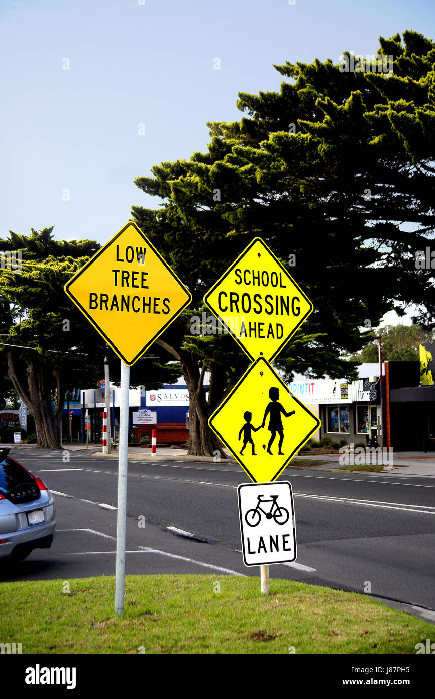 La signalisation routière australienne à une jonction sur Phillip Island, Victoria, Australie Banque D'Images