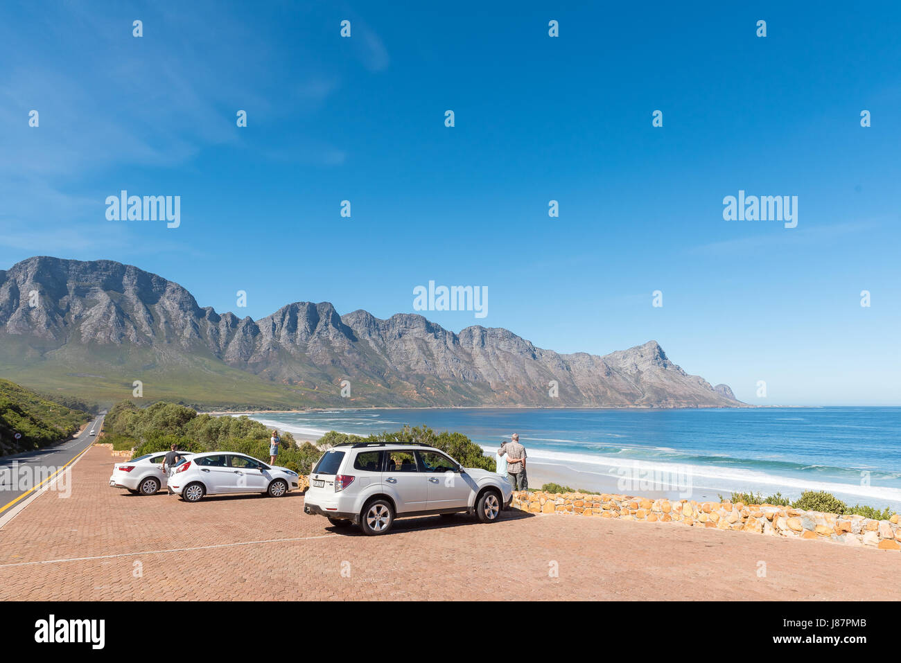 CLARENCE DRIVE, AFRIQUE DU SUD - le 29 mars 2017 : un point de vue sur Clarence Drive entre Gordons Bay et Rooi-Els avec les montagnes Hottentots-Holland dans Banque D'Images