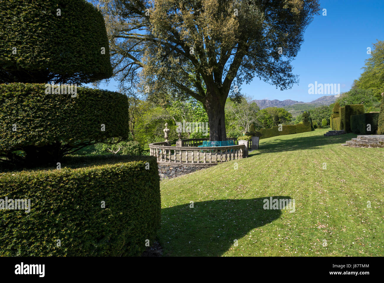 Plas Brondanw jardins près de Garreg, au nord du Pays de Galles. Un magnifique jardin créé par Clough Williams-Ellis. Banque D'Images