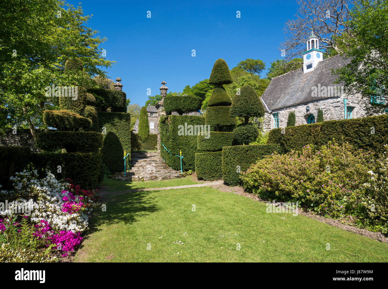 De Plas Brondanw topiaires jardins près de Garreg, au nord du Pays de Galles. Un magnifique jardin créé par Clough Williams-Ellis. Banque D'Images