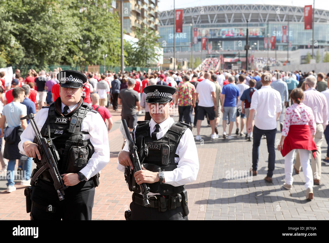Présence de la police à l'extérieur du stade avant la finale de la coupe Emirates FA au stade Wembley, Londres. APPUYEZ SUR ASSOCIATION photo. Date de la photo: Samedi 27 mai 2017. Voir PA Story FOOTBALL final. Le crédit photo devrait se lire comme suit : Adam Davy/PA Wire. RESTRICTIONS : aucune utilisation avec des fichiers audio, vidéo, données, listes de présentoirs, logos de clubs/ligue ou services « en direct » non autorisés. Utilisation en ligne limitée à 75 images, pas d'émulation vidéo. Aucune utilisation dans les Paris, les jeux ou les publications de club/ligue/joueur unique. Banque D'Images