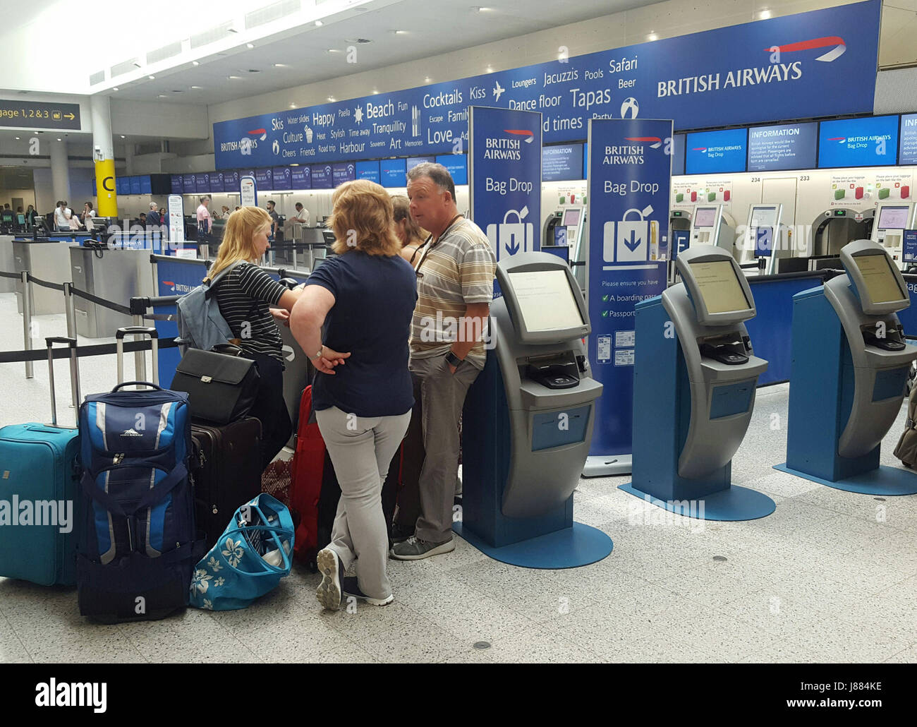 Passagers au comptoir d'enregistrement de British Airways à l'aéroport de  Gatwick. La compagnie aérienne déclare avoir annulé tous les vols au départ  de Heathrow et Gatwick pour le reste d'aujourd'hui en raison
