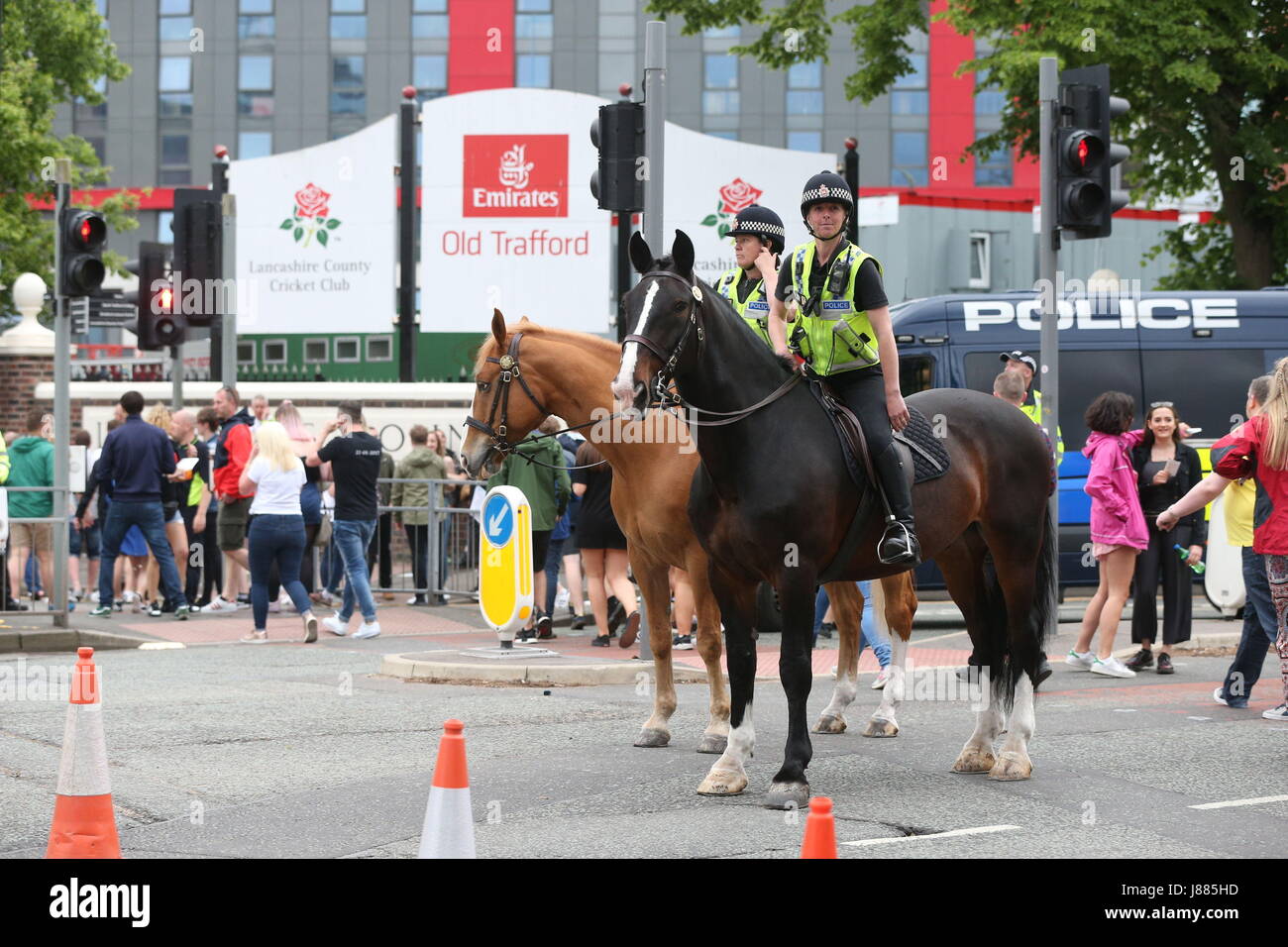 Des policiers ont été montés sur le terrain Old Trafford du club de cricket du Lancashire, en prévision d'un concert pour 50,000 fans de musique. Une importante opération de sécurité est en cours lors du premier événement majeur qui aura lieu à Manchester depuis l'attentat-suicide à la Manchester Arena, dans la ville, plus tôt cette semaine. Banque D'Images