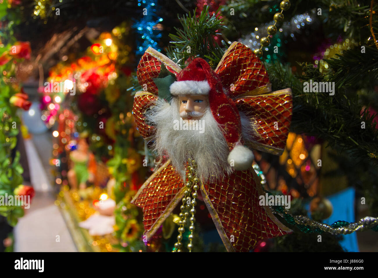 Santa Claus est perché sur l'arbre de Noël illuminé à Kakrail à Dhaka le Église la veille de Noël. Dhaka, Bangladesh Banque D'Images