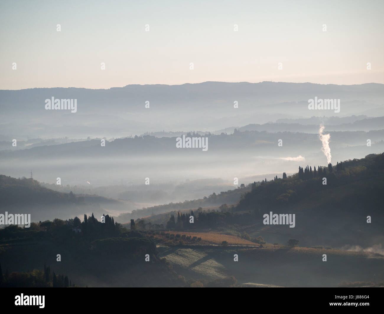 Paysage de Toscane avec dawn mist Banque D'Images