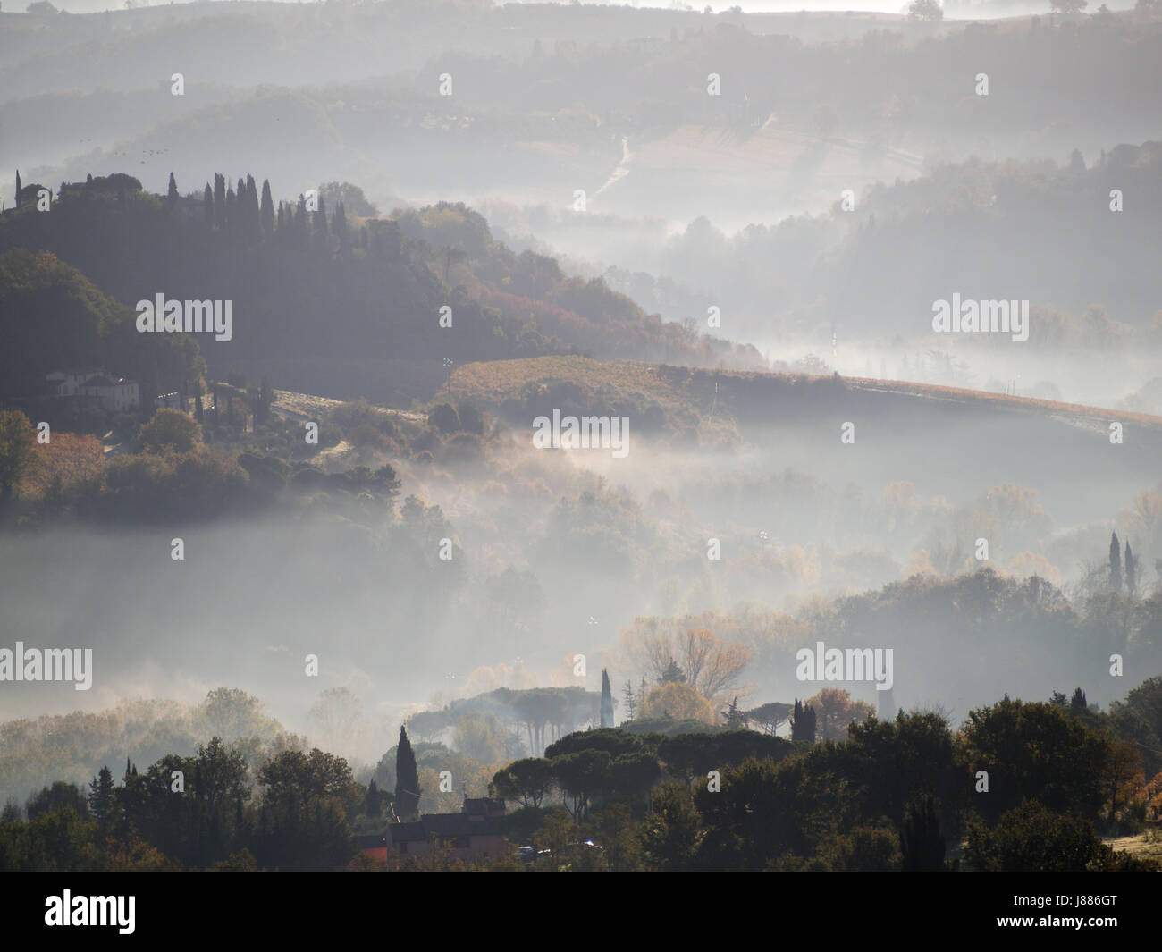 Paysage de Toscane avec dawn mist Banque D'Images