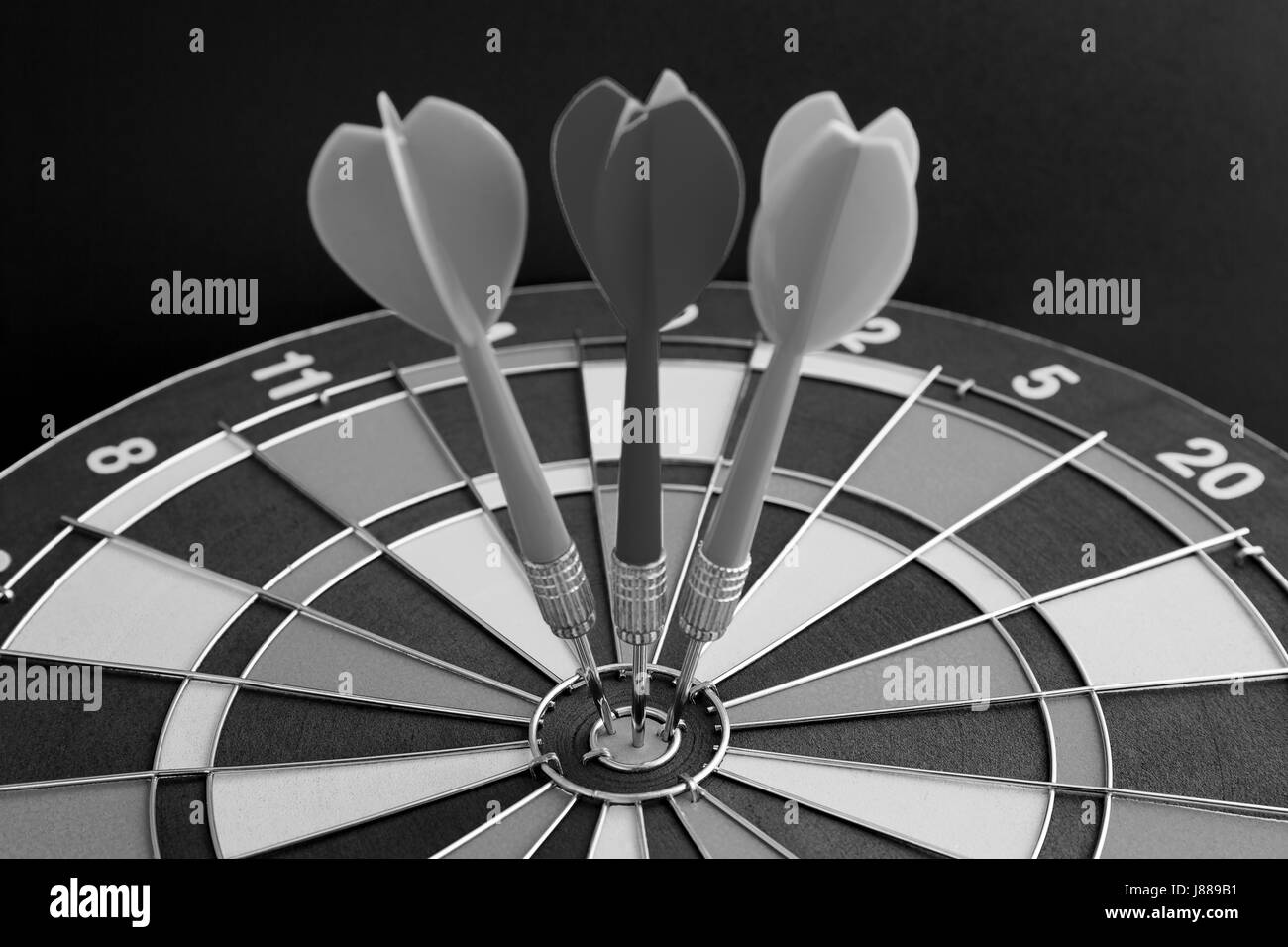 Fleche Dans Le Frapper Dart Centre Cible De Flechettes Noir Et Blanc Photo Stock Alamy Fleche Dans Le Frapper Dart Centre Cible De Flechettes Noir Et Blanc Photo Stock Alamy
