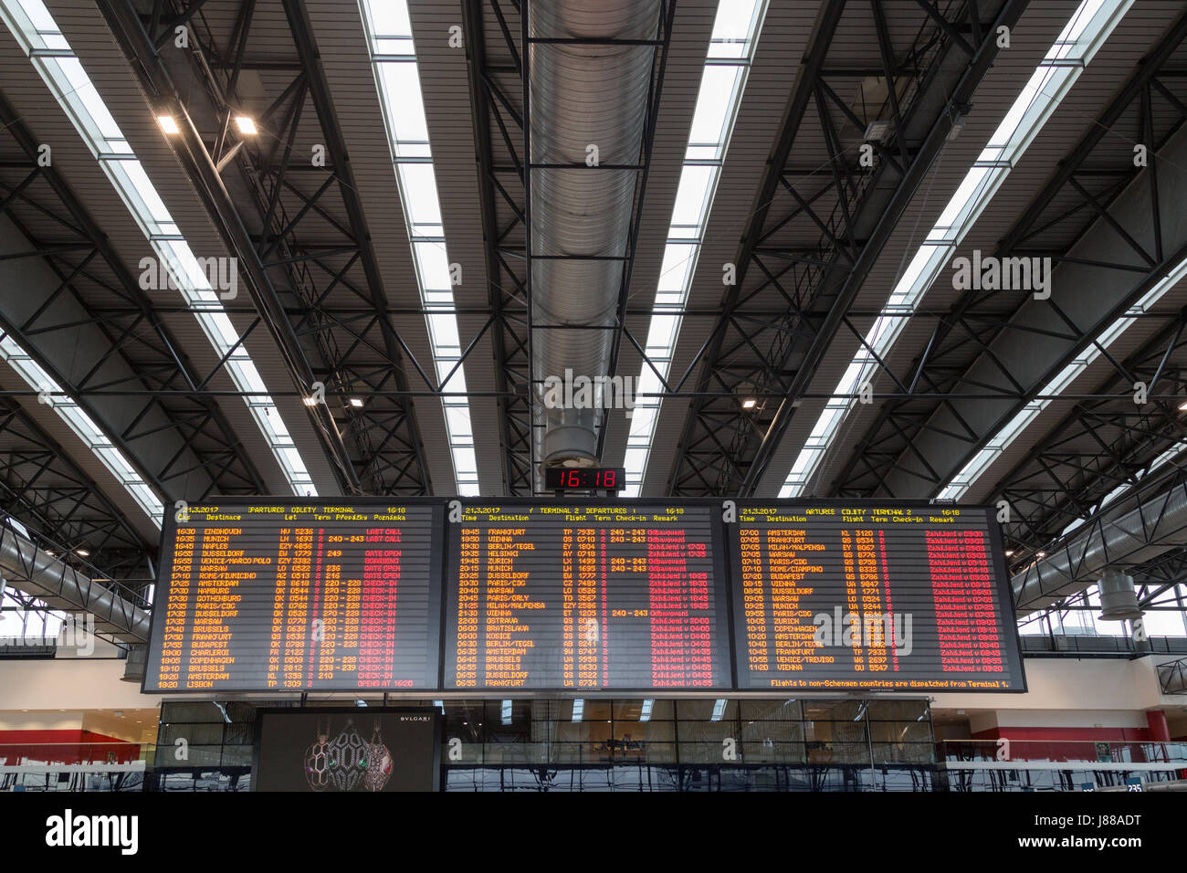 Prague, République tchèque - Le 21 mars 2017 : Le panneau d'information de vol à l'Aéroport International de Prague Banque D'Images