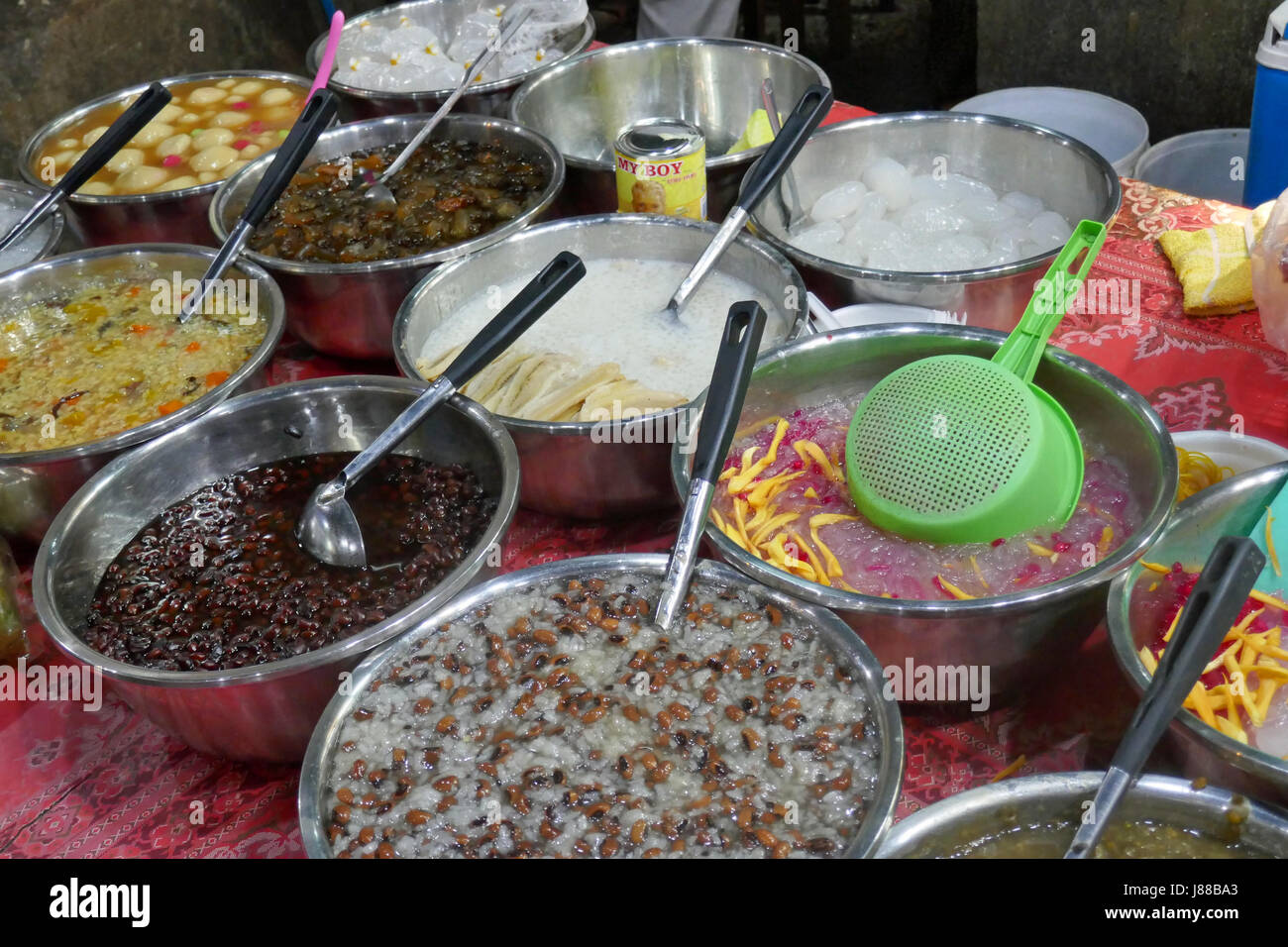 Bols d'aliments à la vente à le marché journalier à Siem Reap, Cambodge Banque D'Images