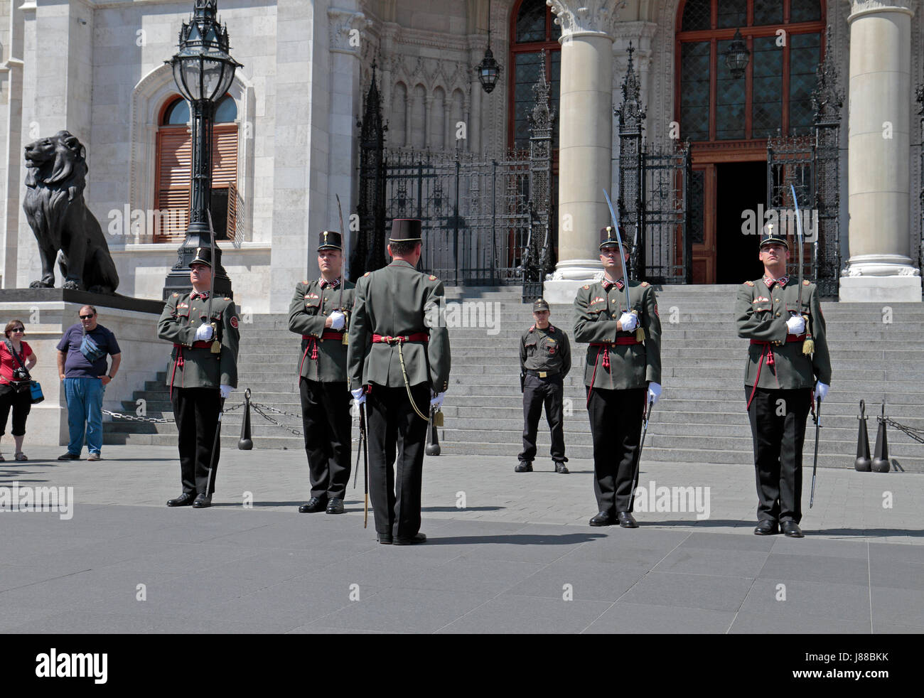 Protecteurs en place Lajos Kossuth à l'extérieur de l'édifice du parlement hongrois, Budapest, Hongrie. Banque D'Images