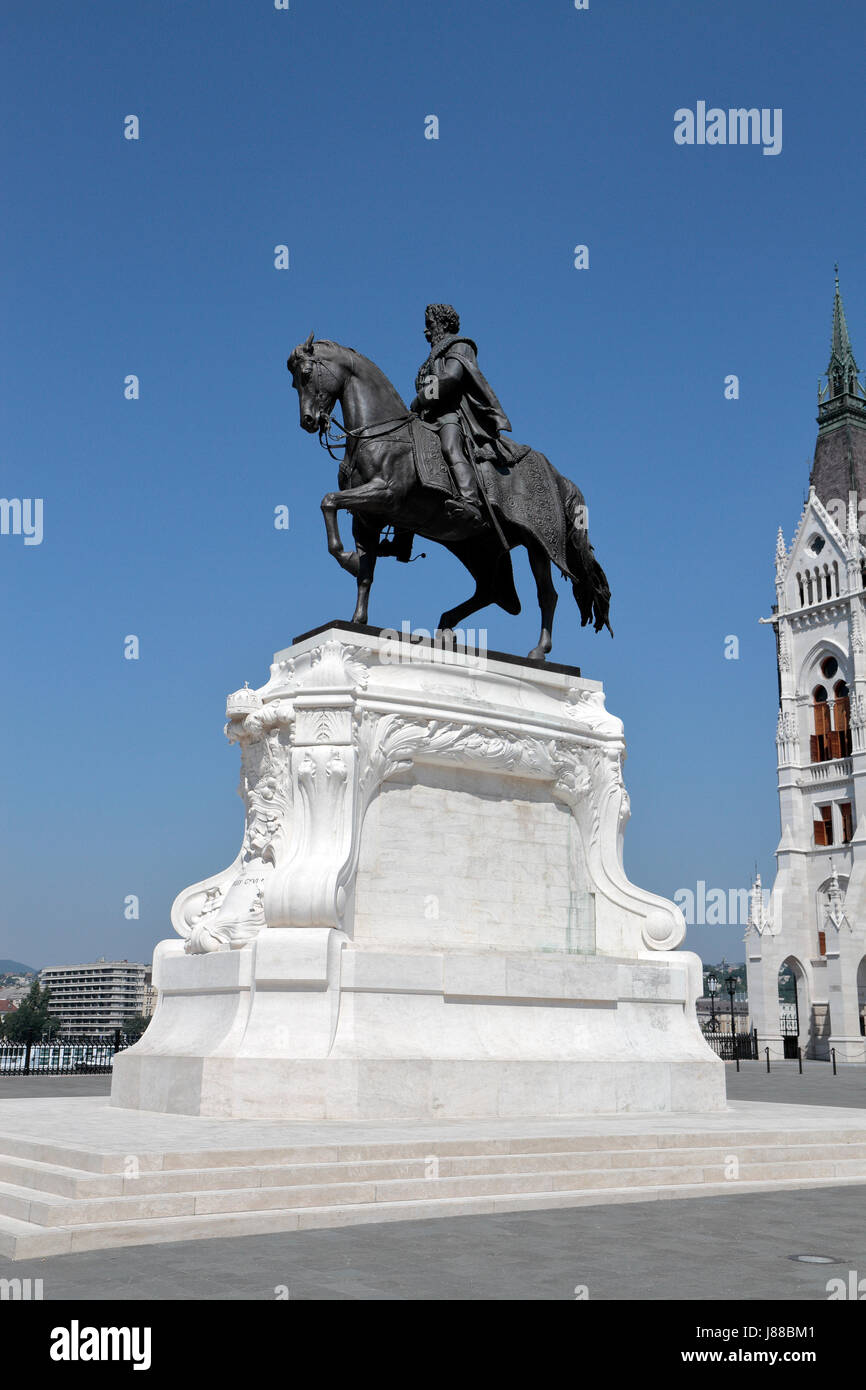 Statue de Gyula Andrássy, homme d'État hongrois, à cheval à côté du bâtiment du parlement hongrois à Budapest, Hongrie. (Voir note) IMPT Banque D'Images