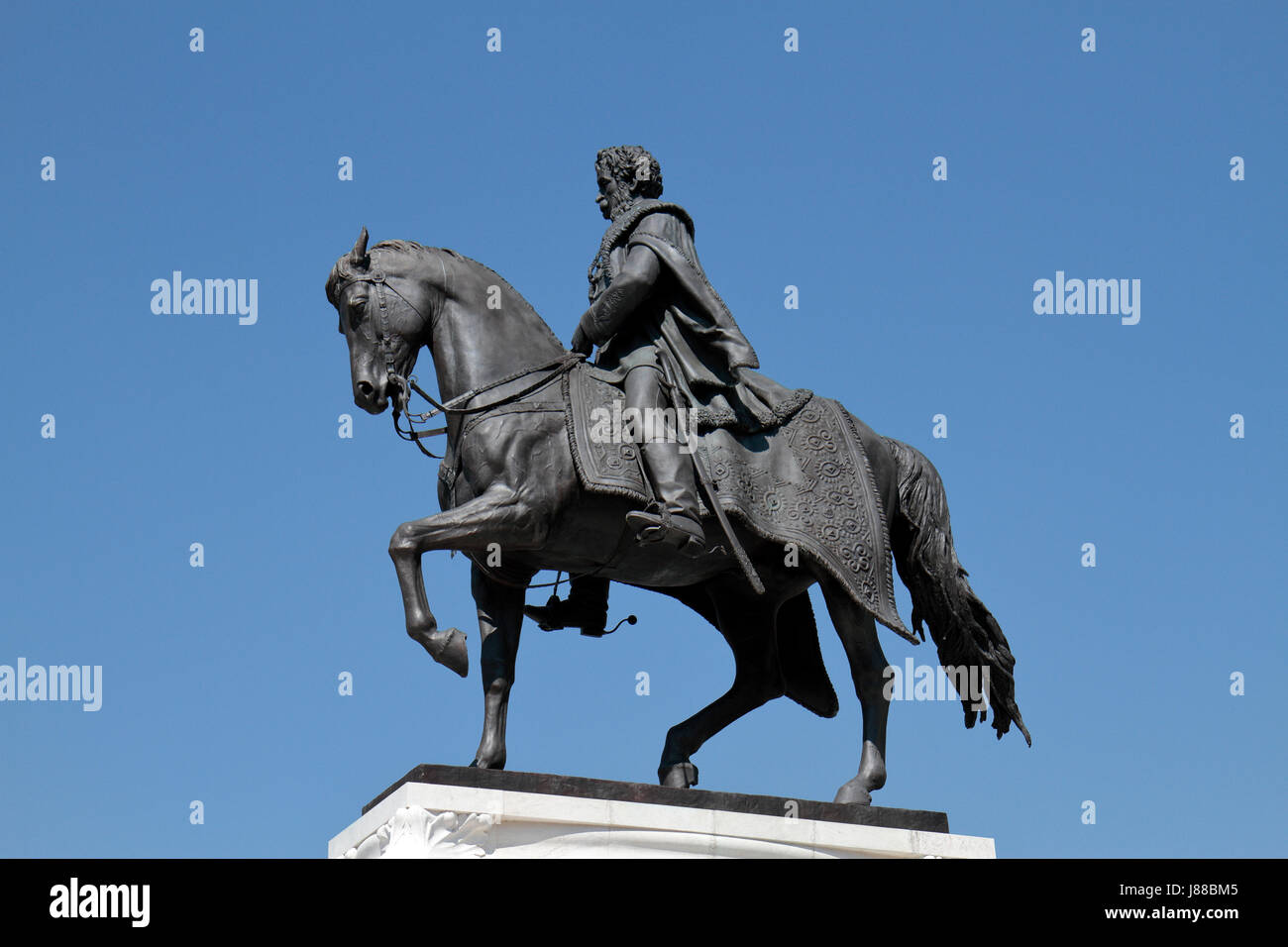 Statue de Gyula Andrássy, homme d'État hongrois, à cheval à côté du bâtiment du parlement hongrois à Budapest, Hongrie. Banque D'Images