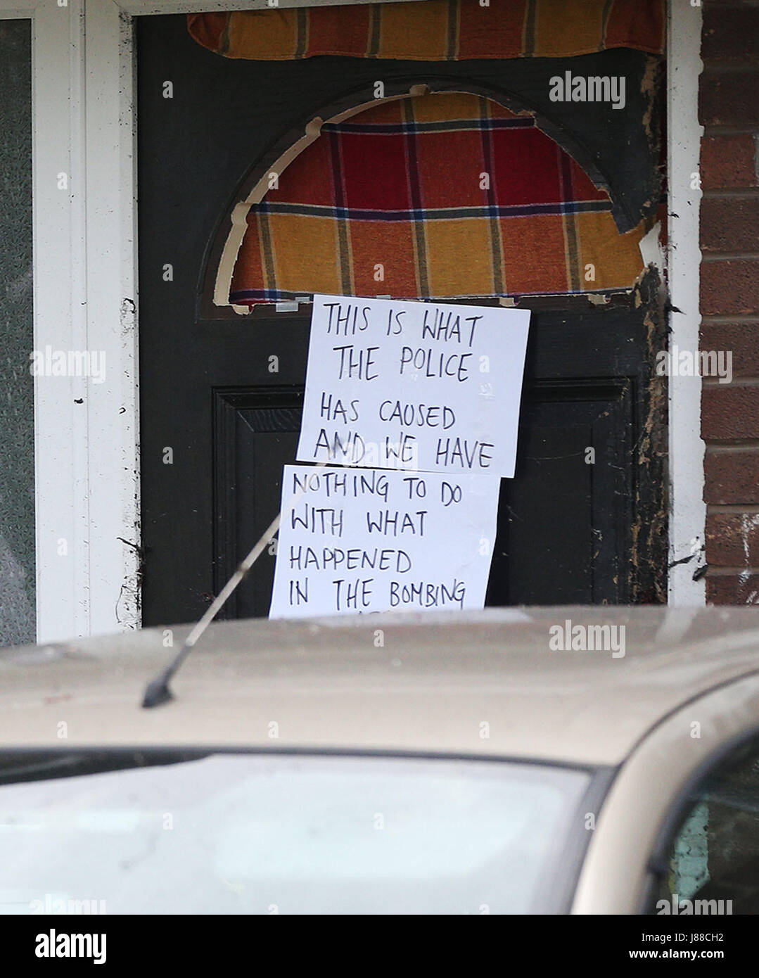 Un signe sur une porte dans la rue Quantock, Moss Side, à la suite de l'activité policière, il y a que des arrestations et perquisitions sont effectuées à Manchester lié à l'attentat suicide de lundi. Banque D'Images