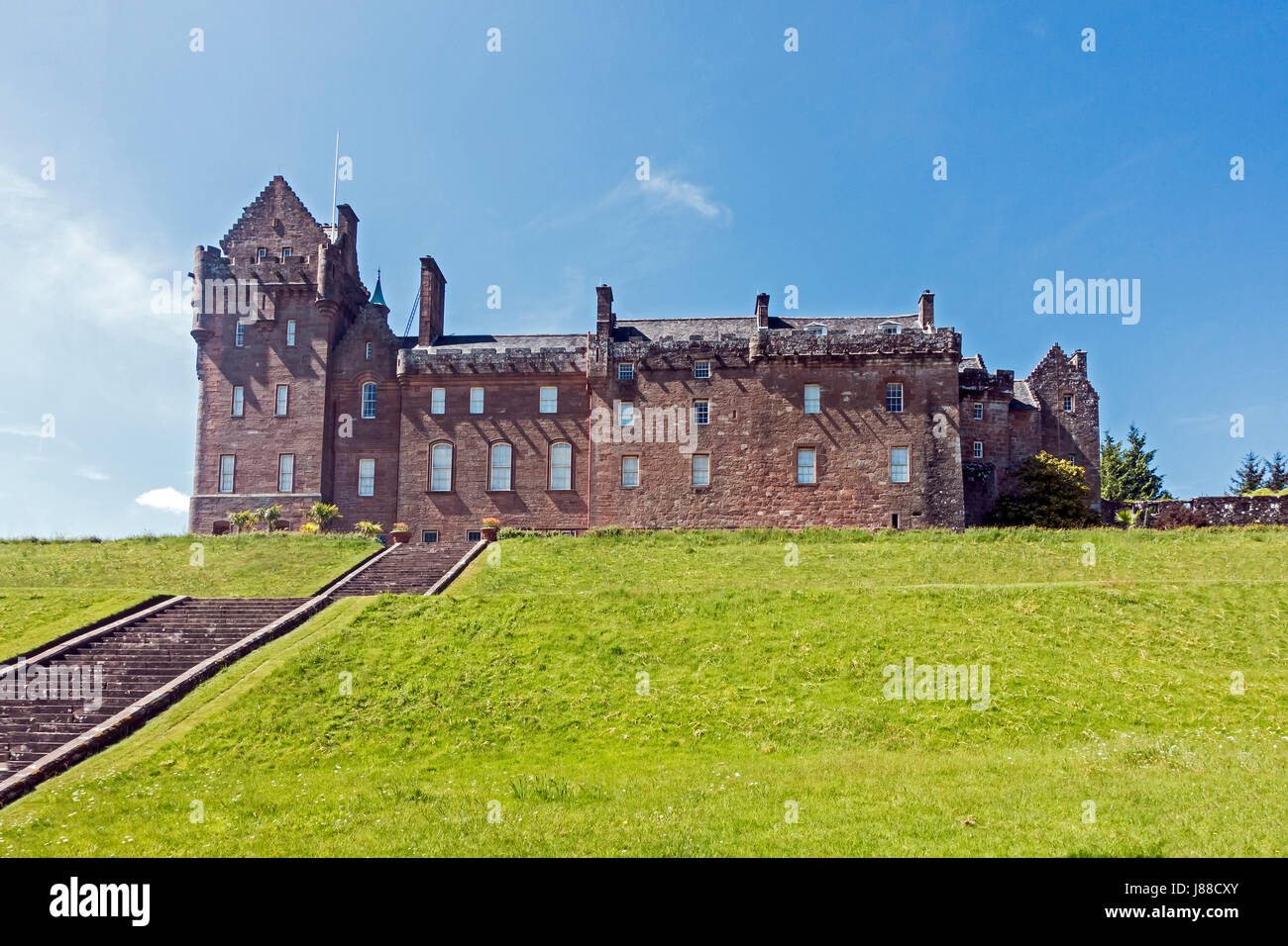 Jardin du château de Brodick et parc de pays au-dessus de la baie de Brodick sur l'île écossaise d'Arran dans Ayrshire du Nord Scotland UK Banque D'Images