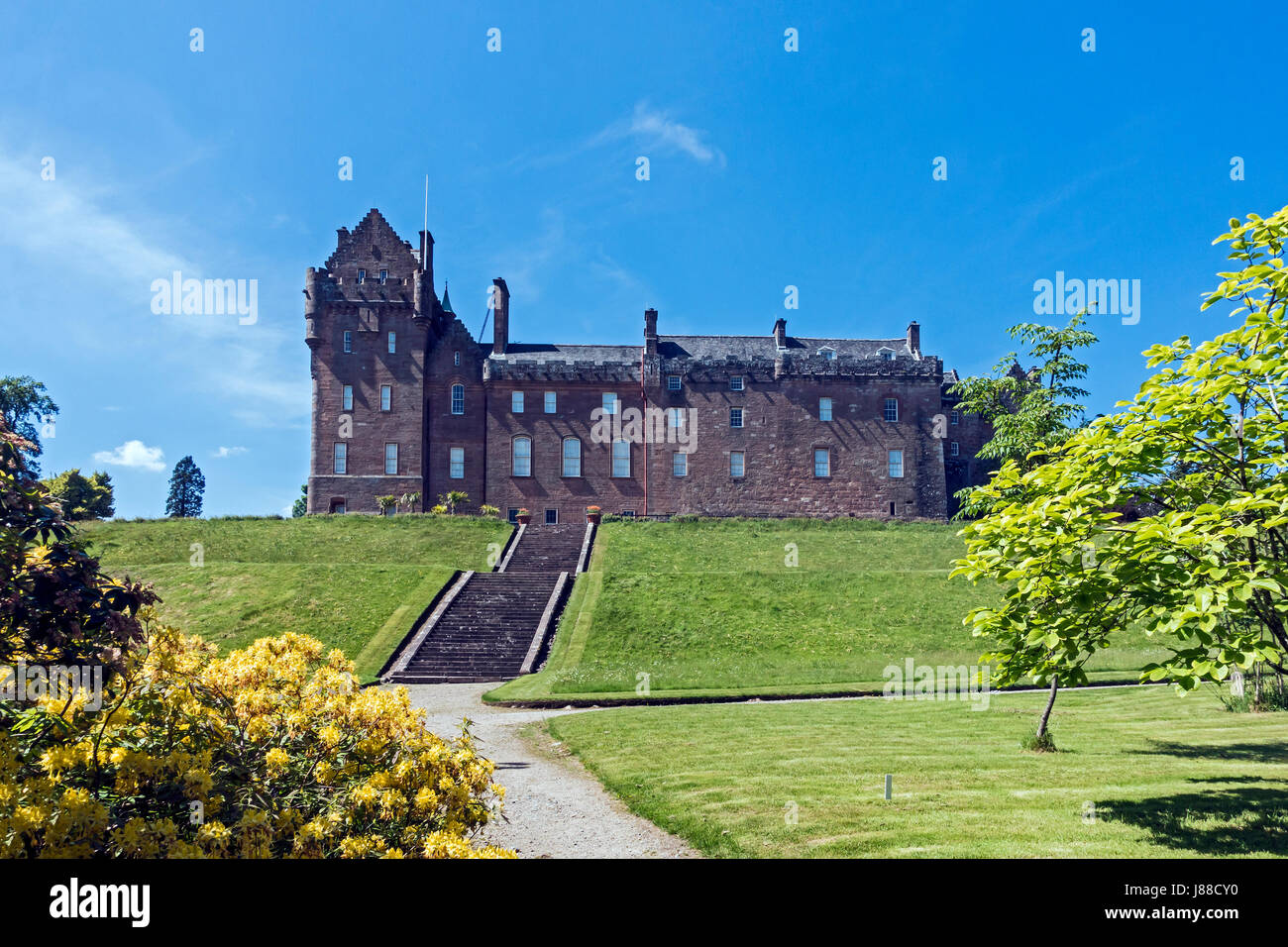 Jardin du château de Brodick et parc de pays au-dessus de la baie de Brodick sur l'île écossaise d'Arran dans Ayrshire du Nord Scotland UK Banque D'Images