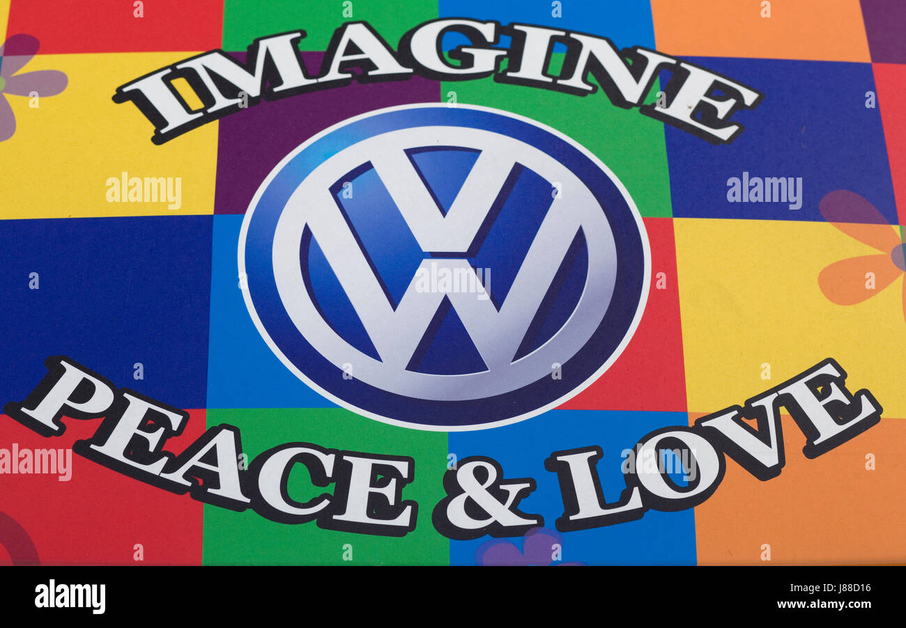 Le camping-car Volkswagen à imaginer l'amour et la paix sur le capot à l'aérographe (airbrush) Banque D'Images